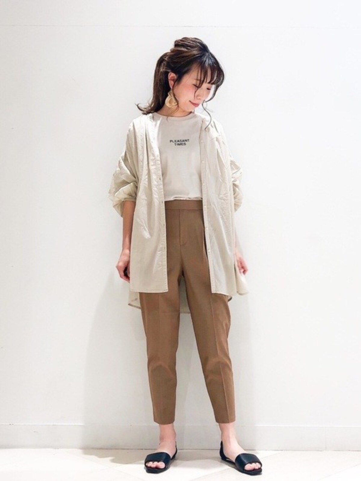 きちんと見えも叶うウエストゴムの2WAYストレッチパンツは一押し　出典：WEAR