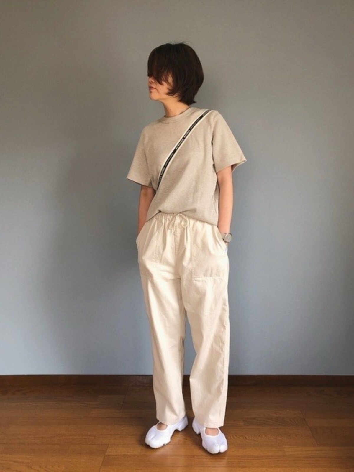 ベーシックなユニクロのメンズTシャツを今っぽくワントーンでアレンジ　出典：WEAR