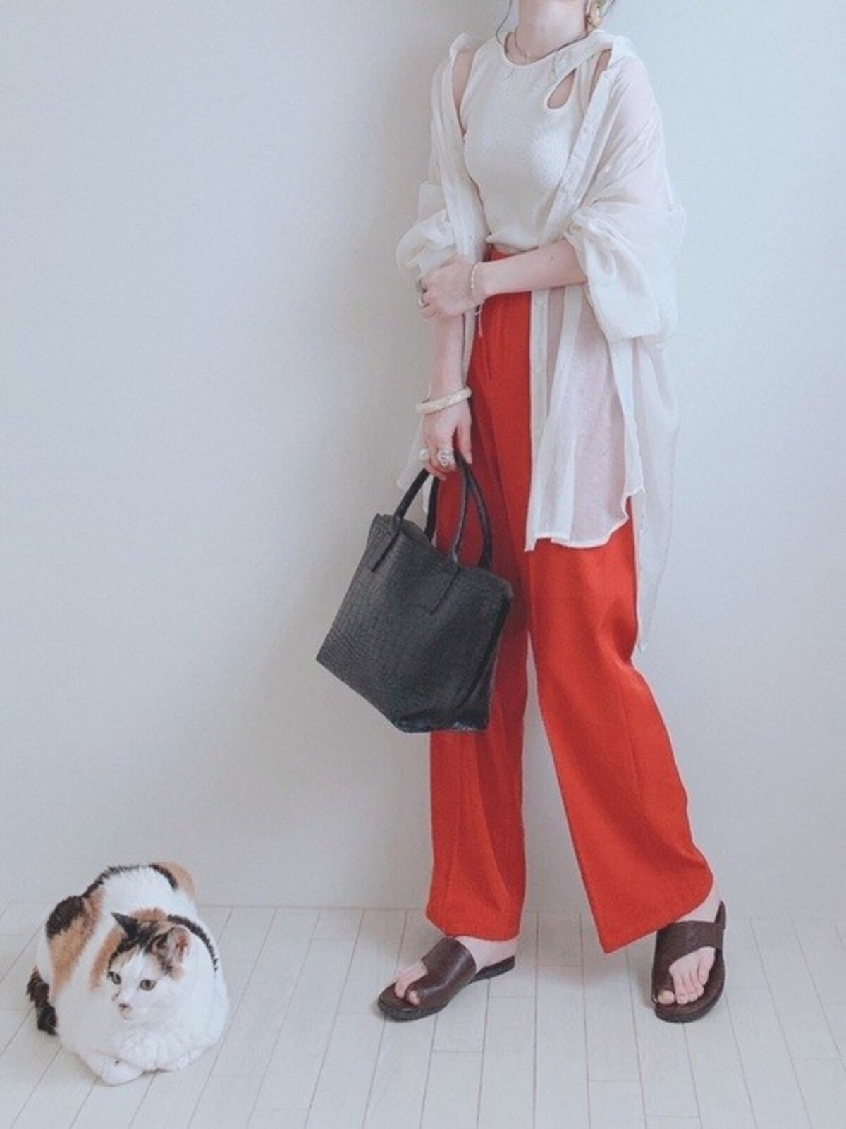 ビビッドなカラーパンツに合わせて大人の辛口コーデに　出典：WEAR