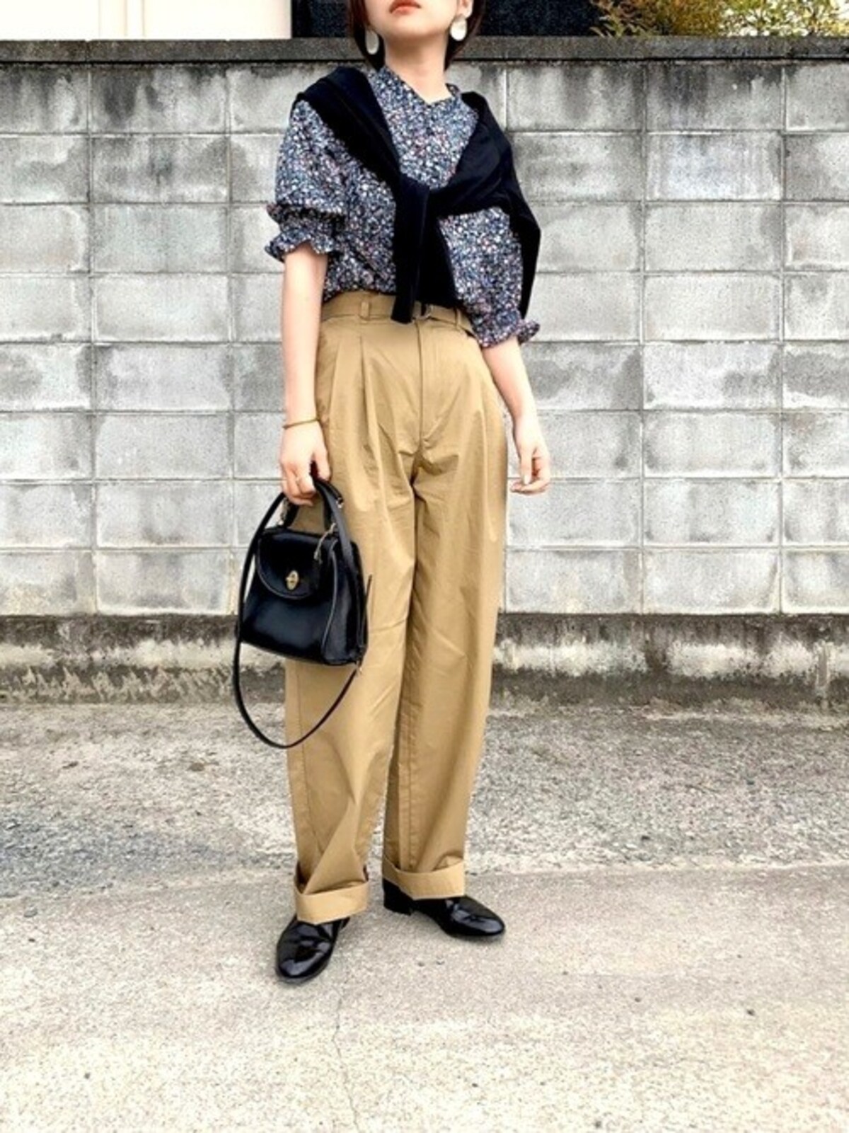 ダークカラーの小花柄はシックで子供っぽくならないのが◎　出典：WEAR