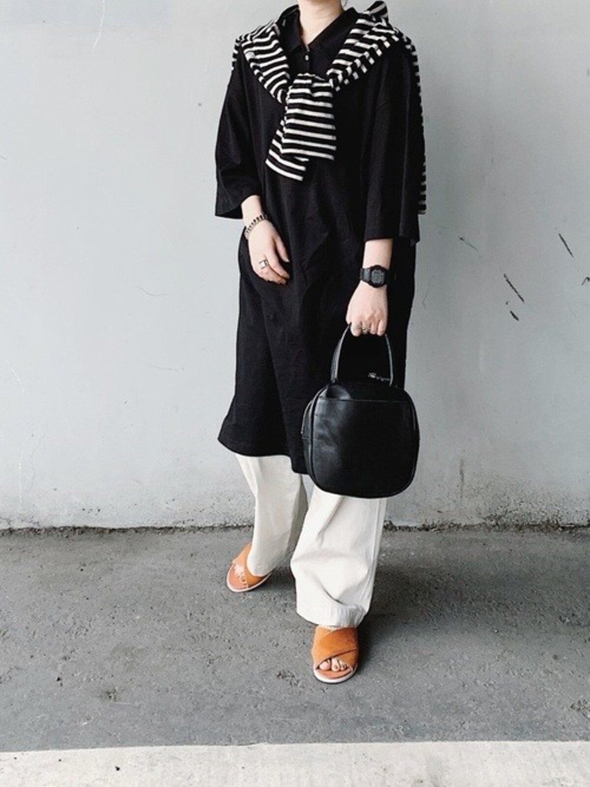 ゆったりワンピ＆太めパンツの重ね着もモノトーンだとスタイリッシュに　出典：WEAR