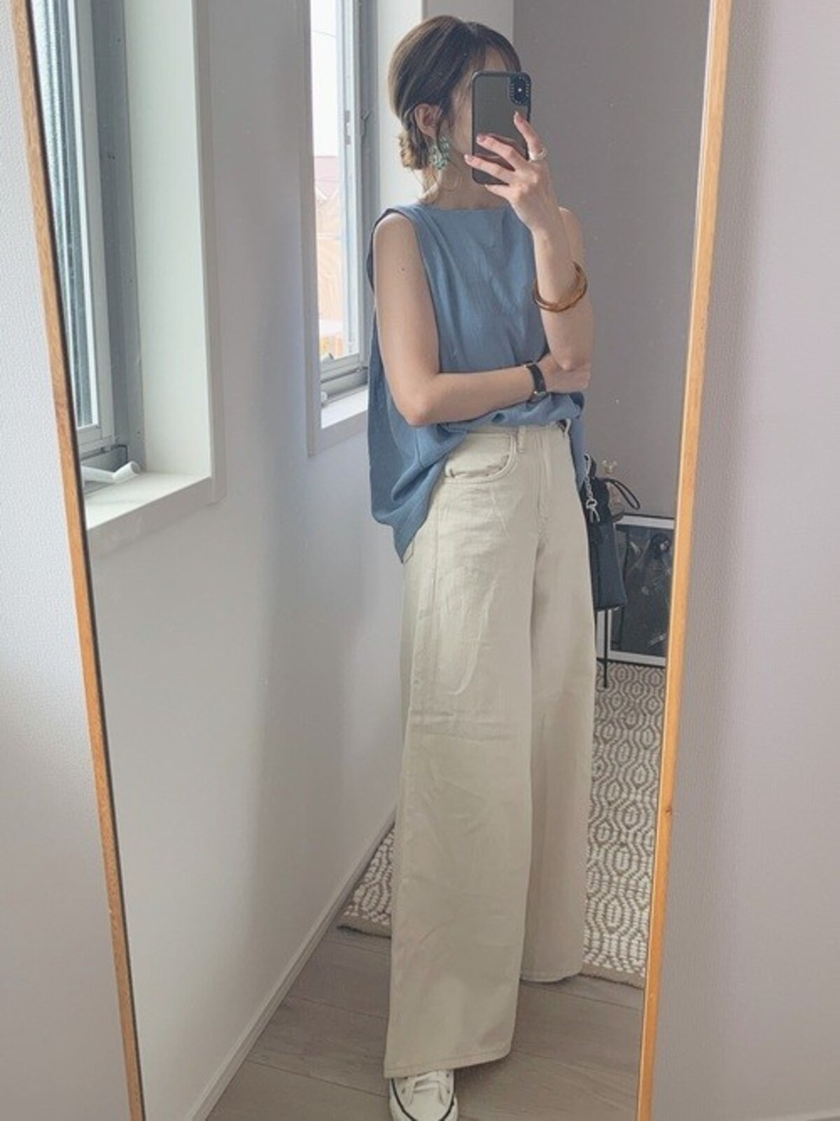 裾広がりなワイドシルエットは足のラインも気にならない　出典：WEAR