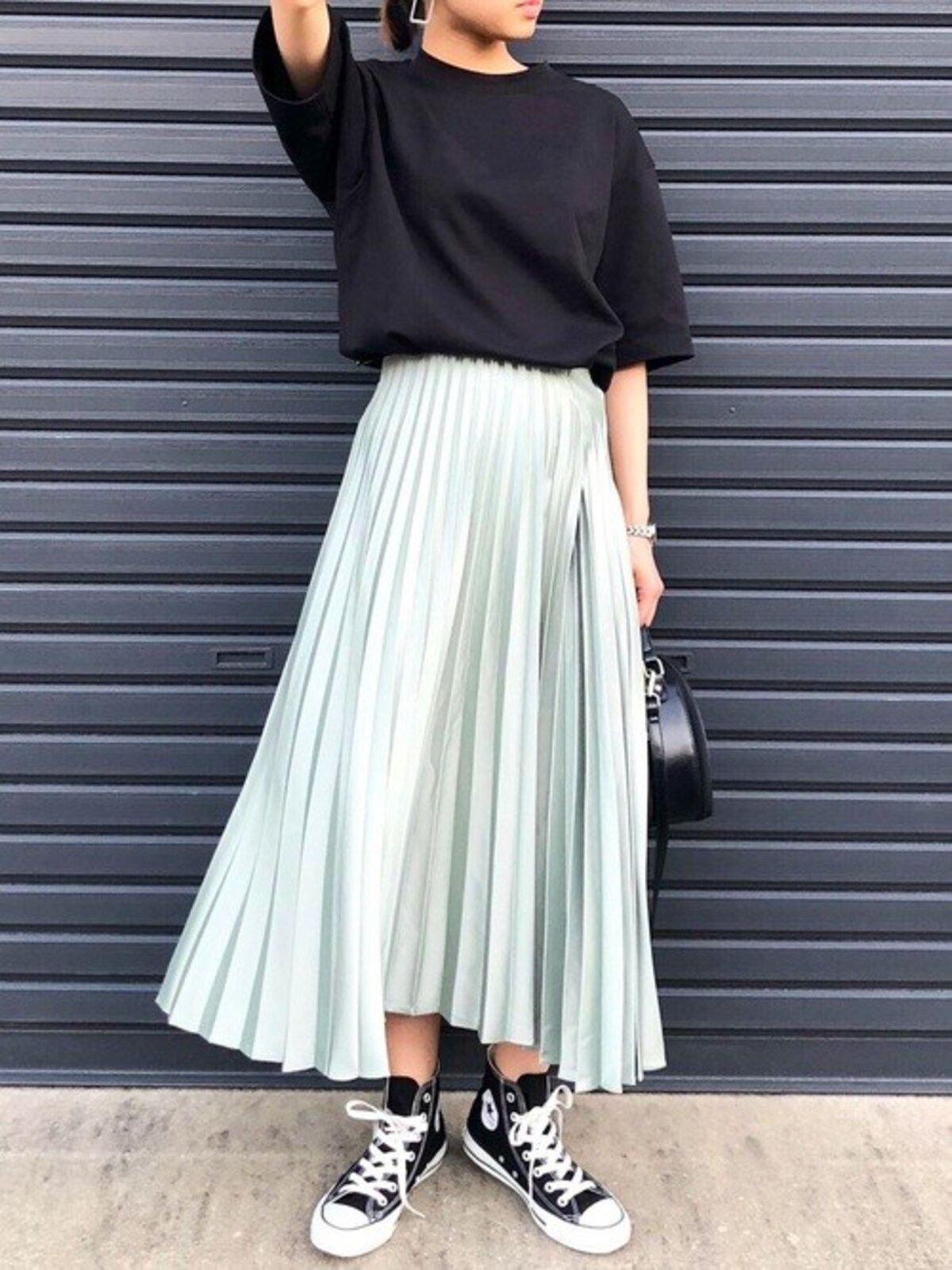 身体が泳ぐようなゆったりサイズは涼し気で体型もカバーしてくれる　出典：WEAR