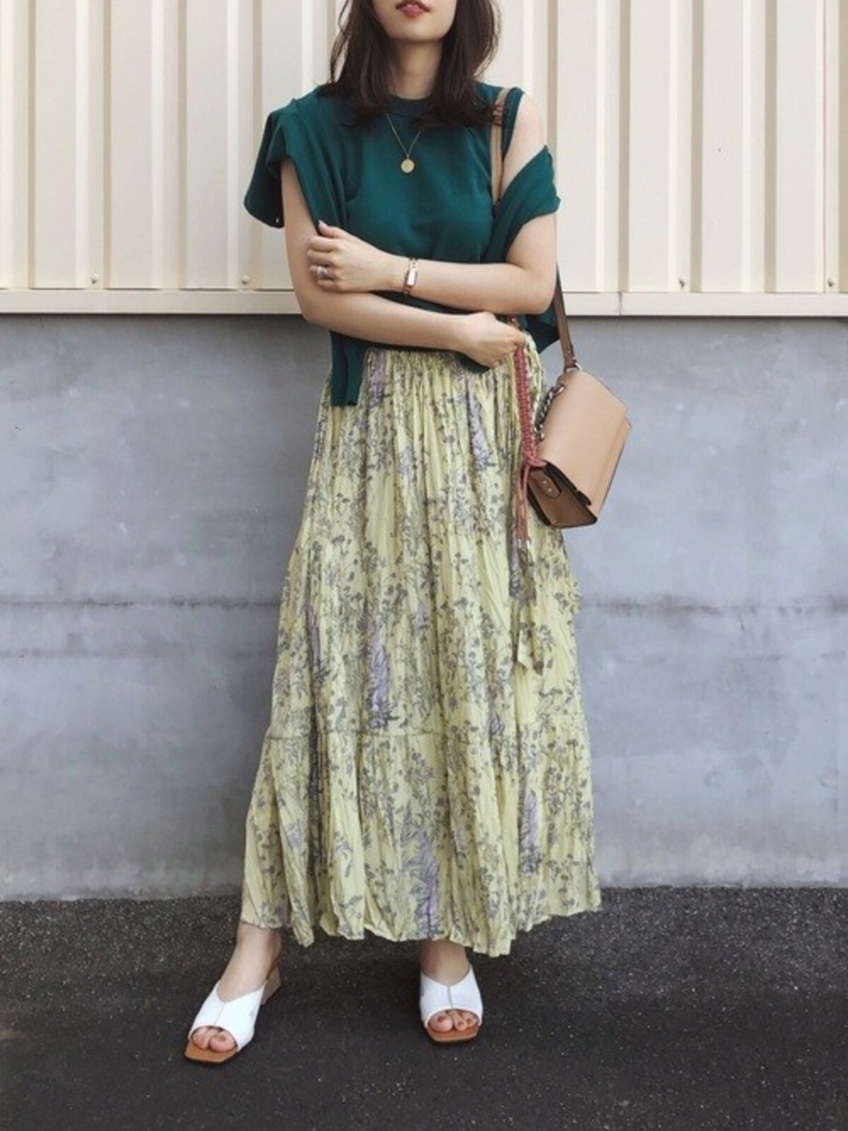 落ち着いていて知的なイメージのグリーンをプチプラで賢く取り入れて　出典：WEAR