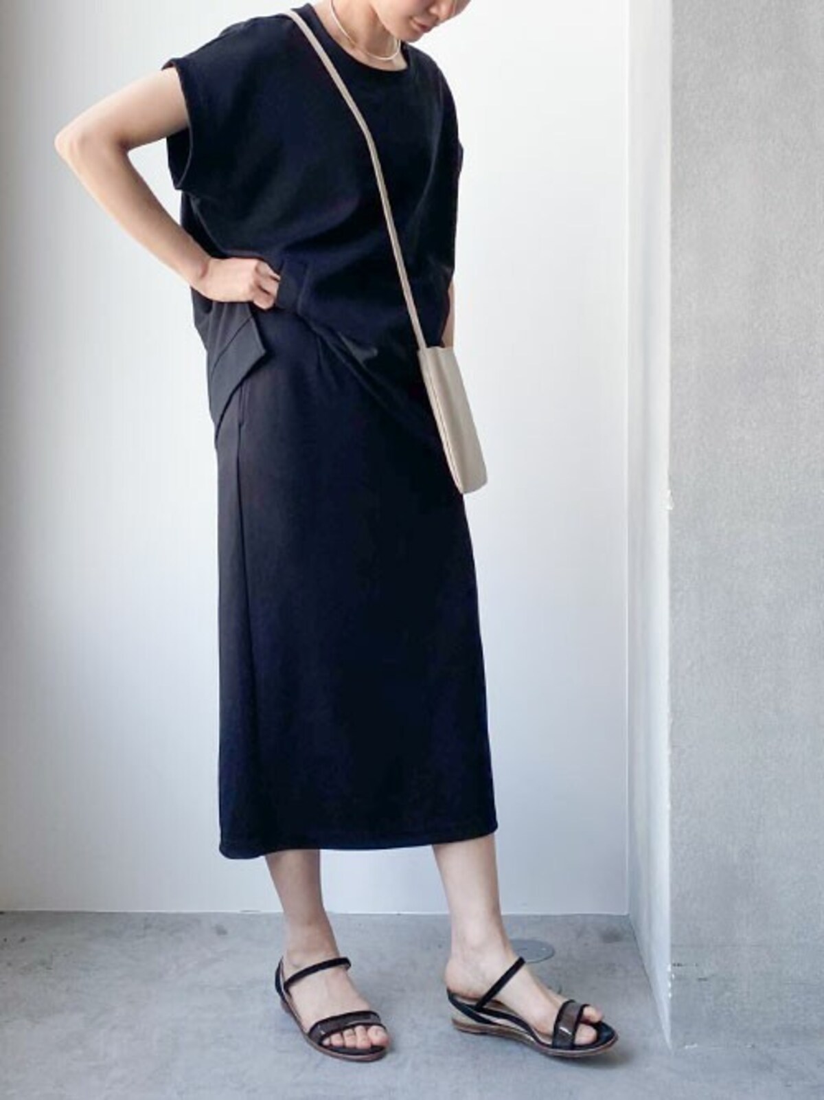 ダークカラーのセットアップは確実に着まわせるアイテムです　出典：WEAR