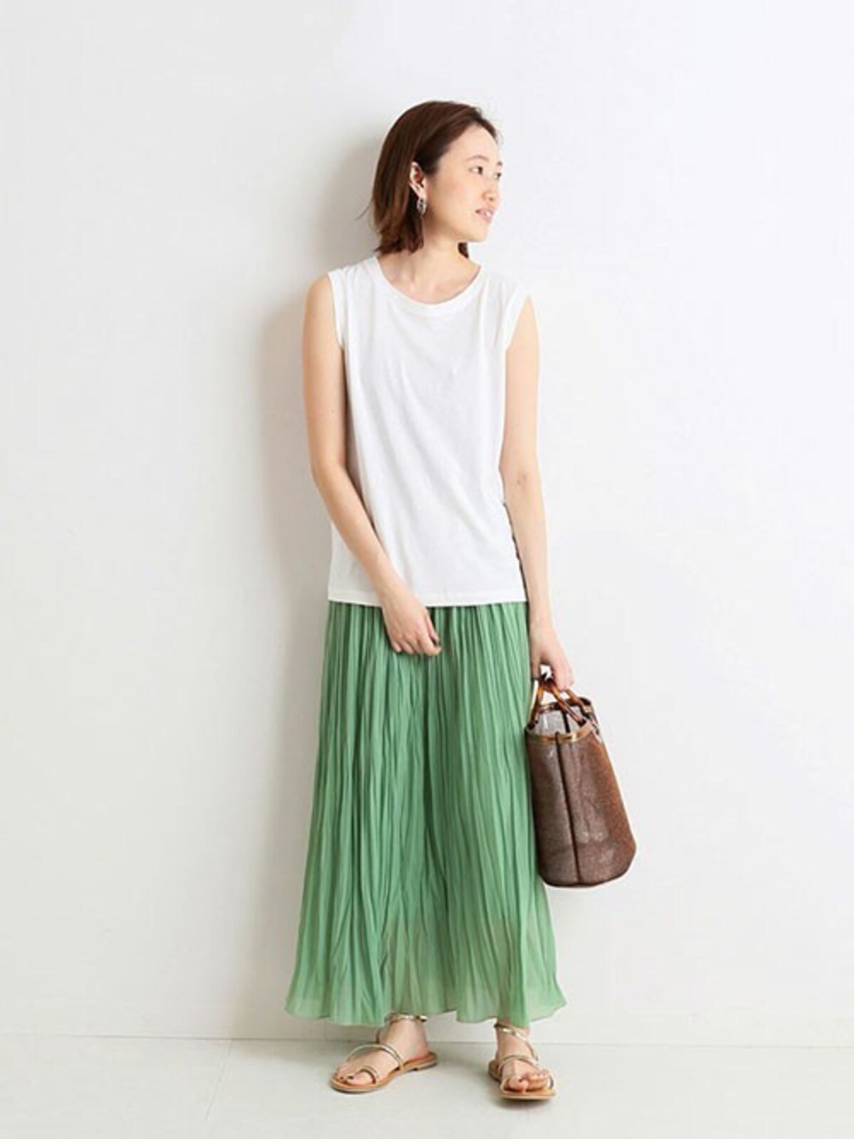 顔から遠いスカートならどんな色味もトライしやすい　出典：WEAR