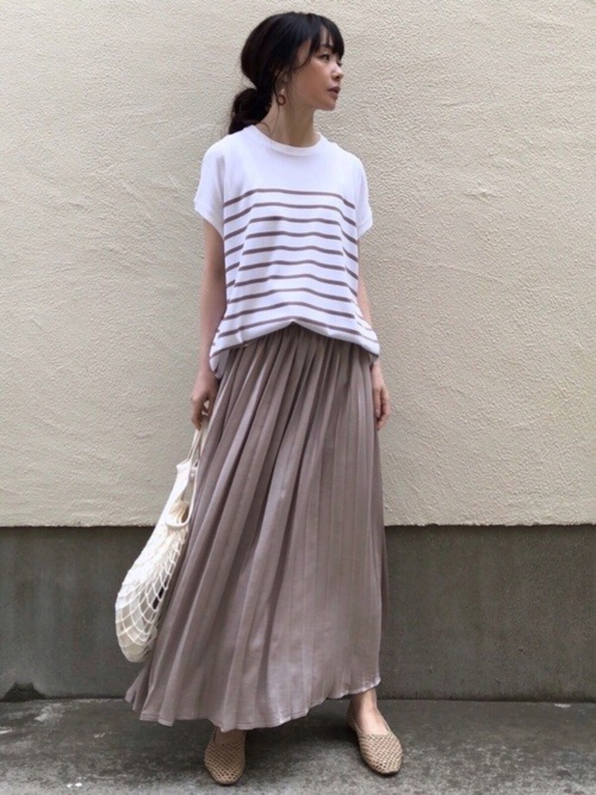 ツヤのあるサテンスカートはシンプルに着てもエレガントに見える　出典：WEAR