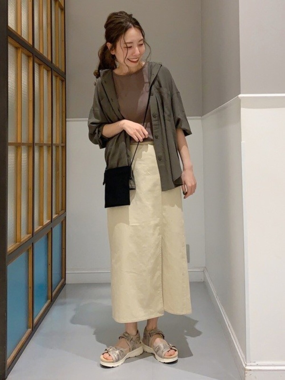 スカートとサンダルが似た色味だとボリュームが出過ぎず馴染みます　出典：WEAR