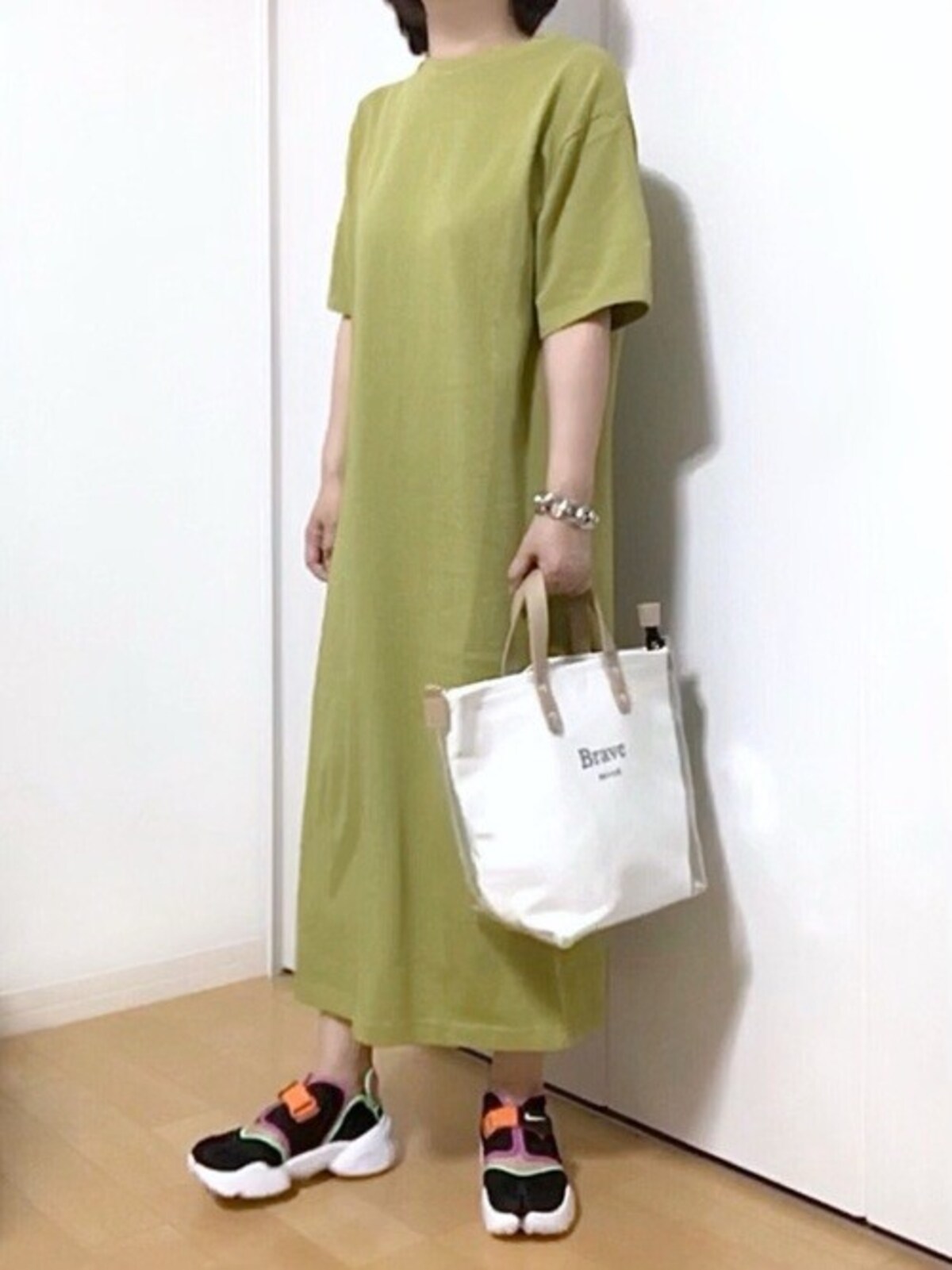 カジュアルなTシャツワンピの足元にも　出典：WEAR