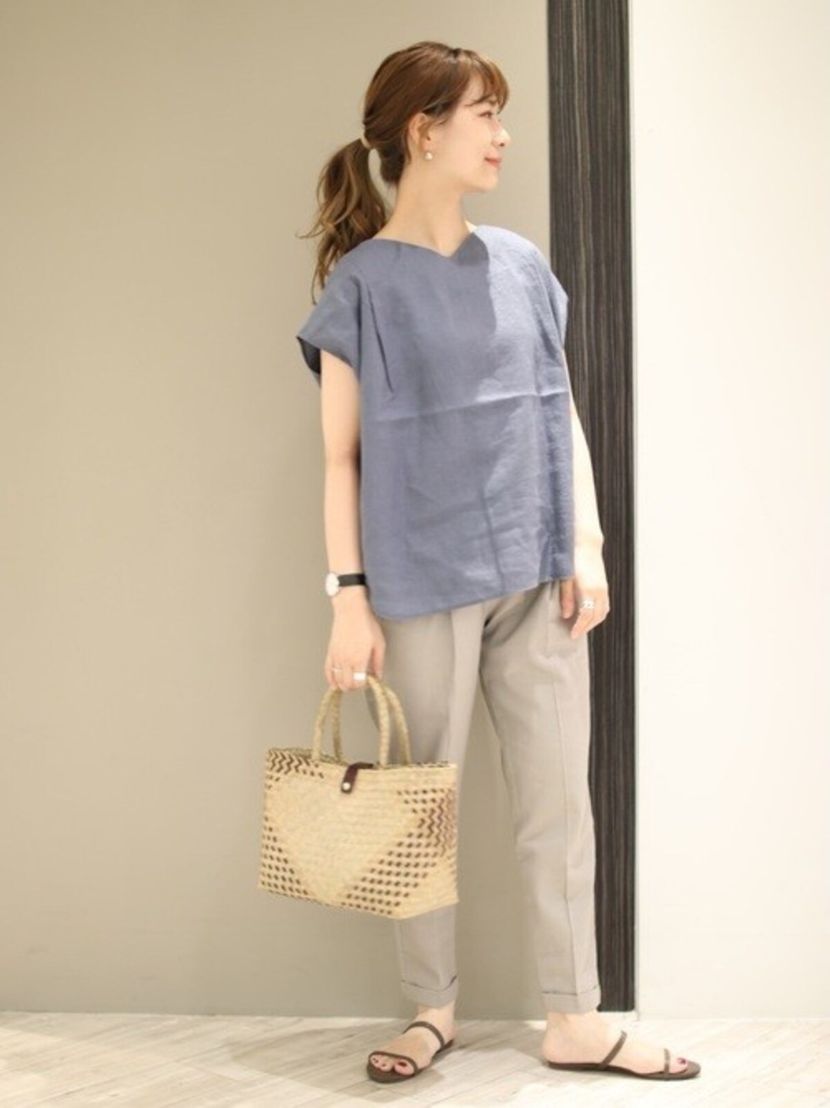 リネン混など通気性のいいトップスは快適でいられます　出典：WEAR