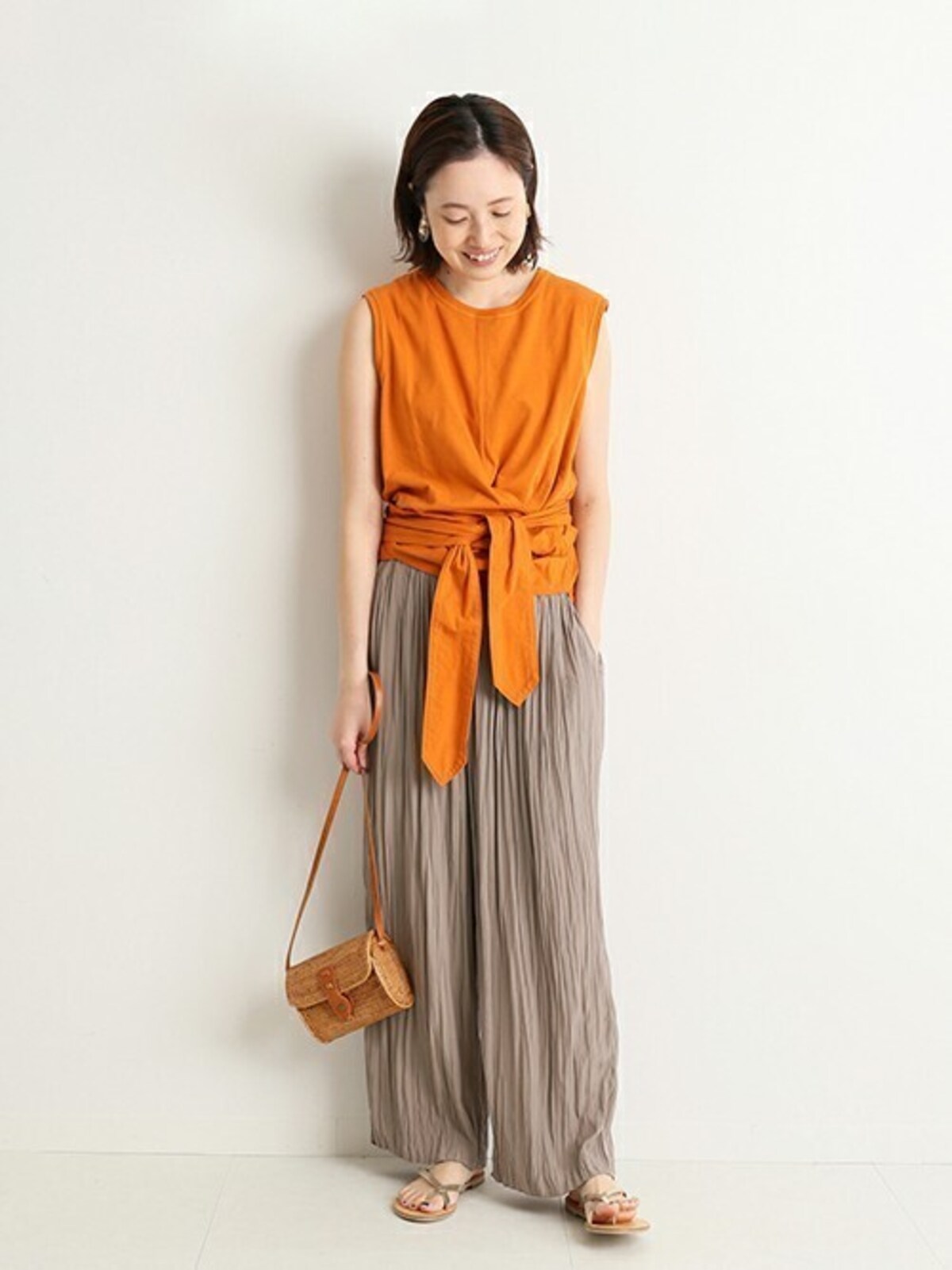 体型問わずに着られるプリーツパンツはきれい色をプラス　出典：WEAR