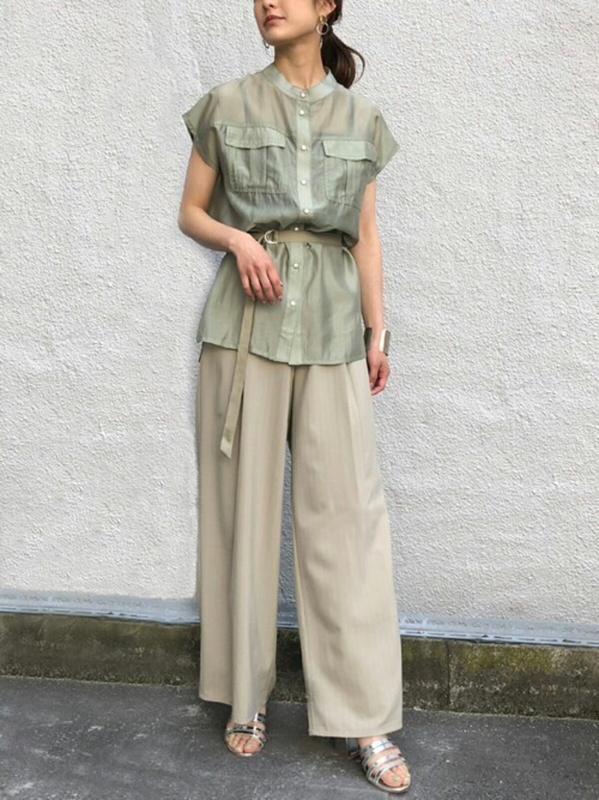 コーデ次第で幅広く着まわせるベージュパンツはこの夏マスト　出典：WEAR