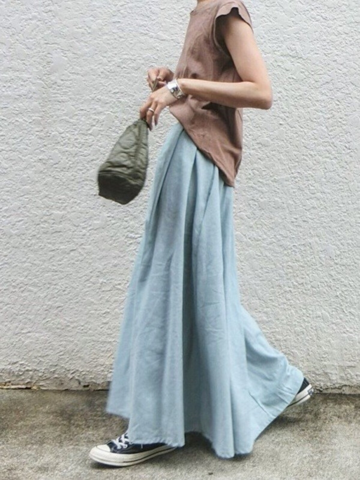 きれい色のリネンスカートでほっこり感をやわらげて　出典：WEAR