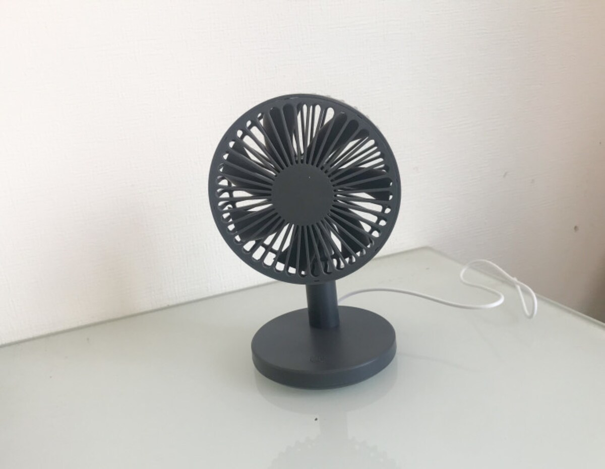 ダイソーのミニ扇風機デスク用