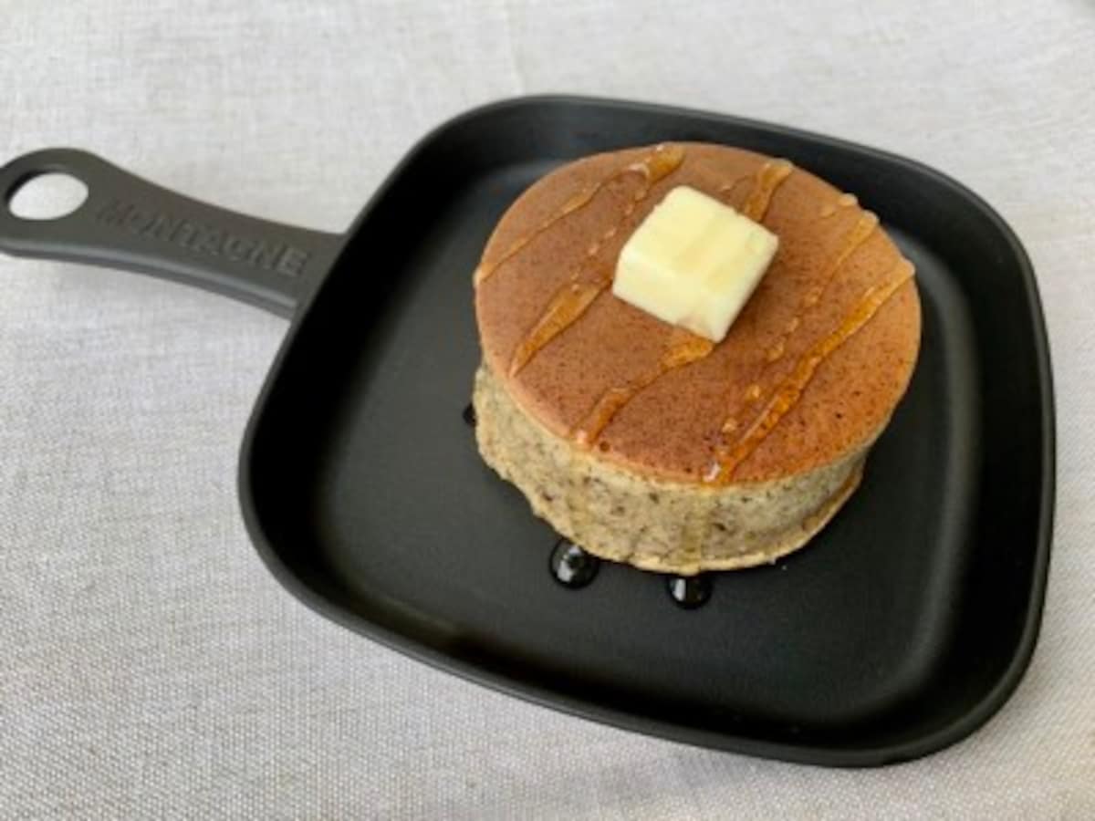 パンケーキを乗せるだけで簡単にカフェ気分を演出