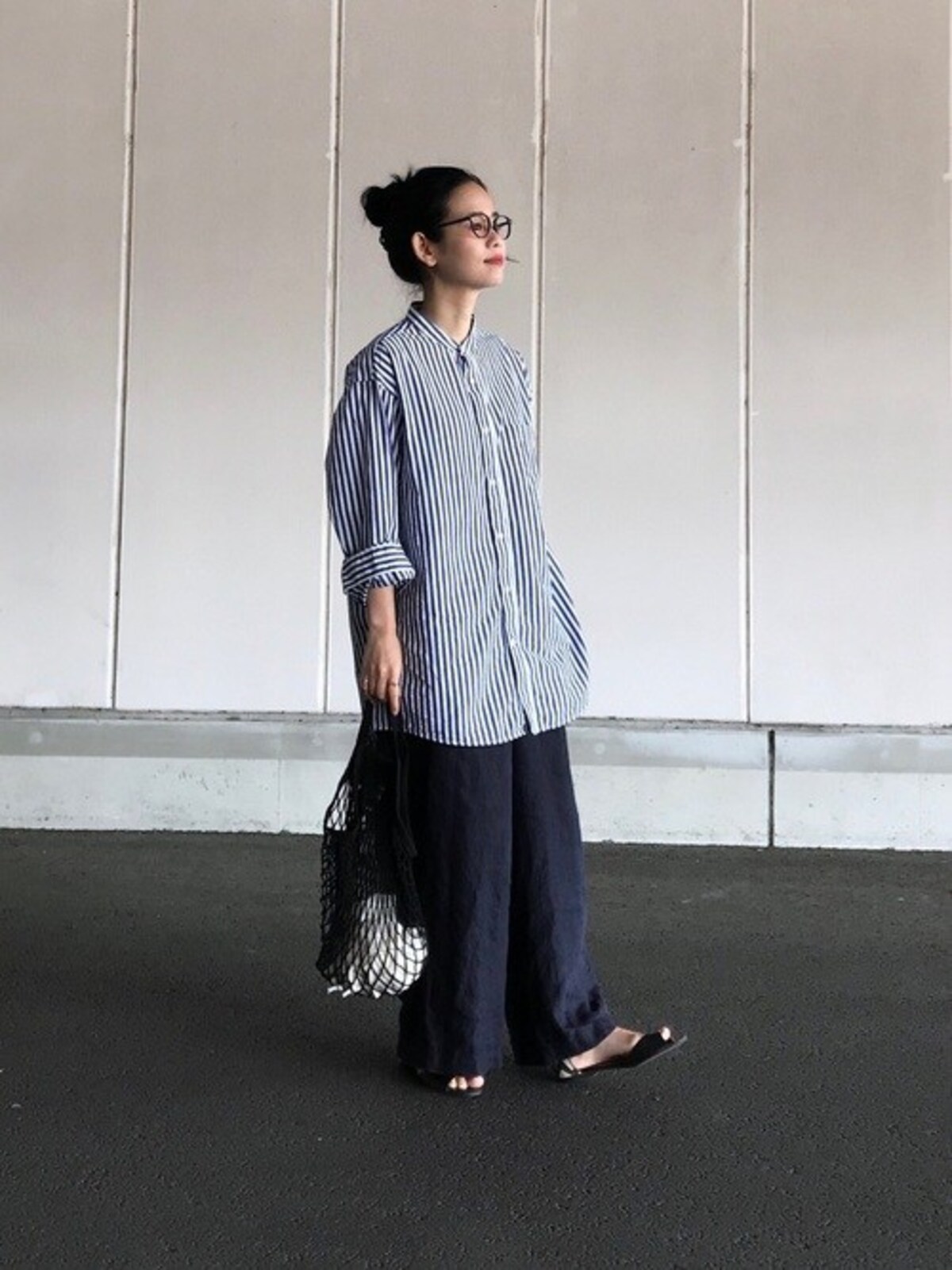同じネイビーのパンツでもリネン素材ならぐっと涼しく感じられます　出典：WEAR