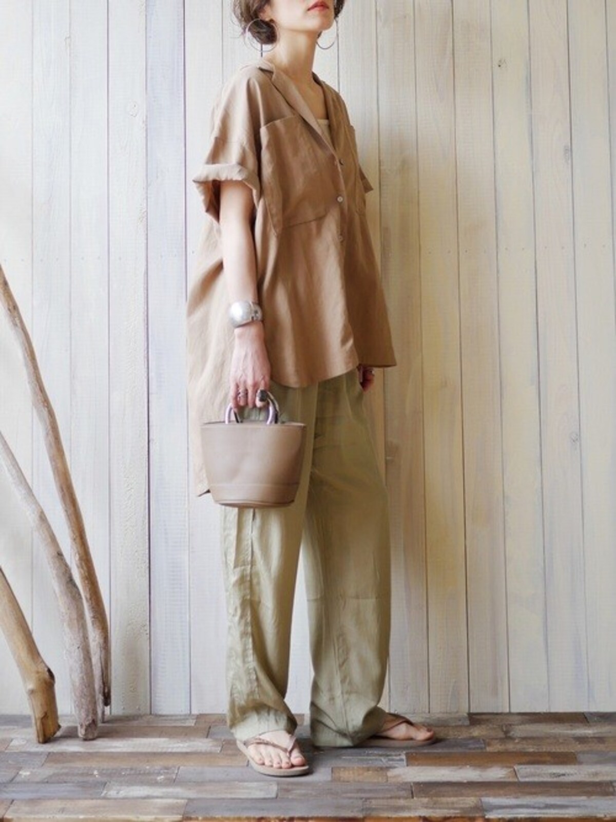 首元があいていたり、前が開け閉めできるタイプは温度調整がしやすくて◎　出典：WEAR