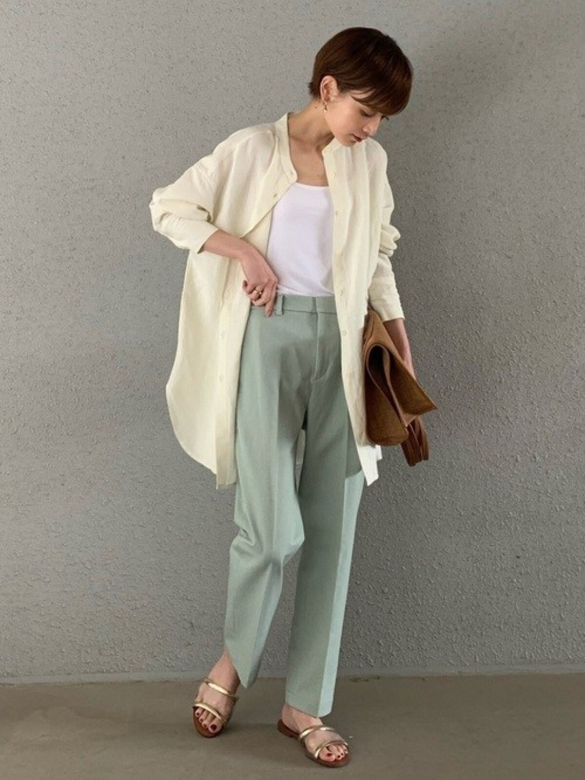 前を閉じても開けても表情が変えられるバンドカラーシャツが優秀　出典：WEAR