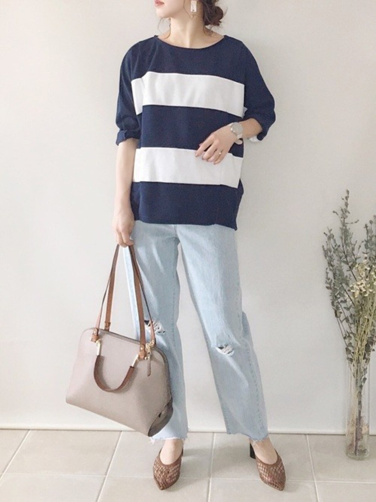 ネイビーや黒などの濃い色を淡デニムが夏らしく爽やかにしてくれる　出典：WEAR