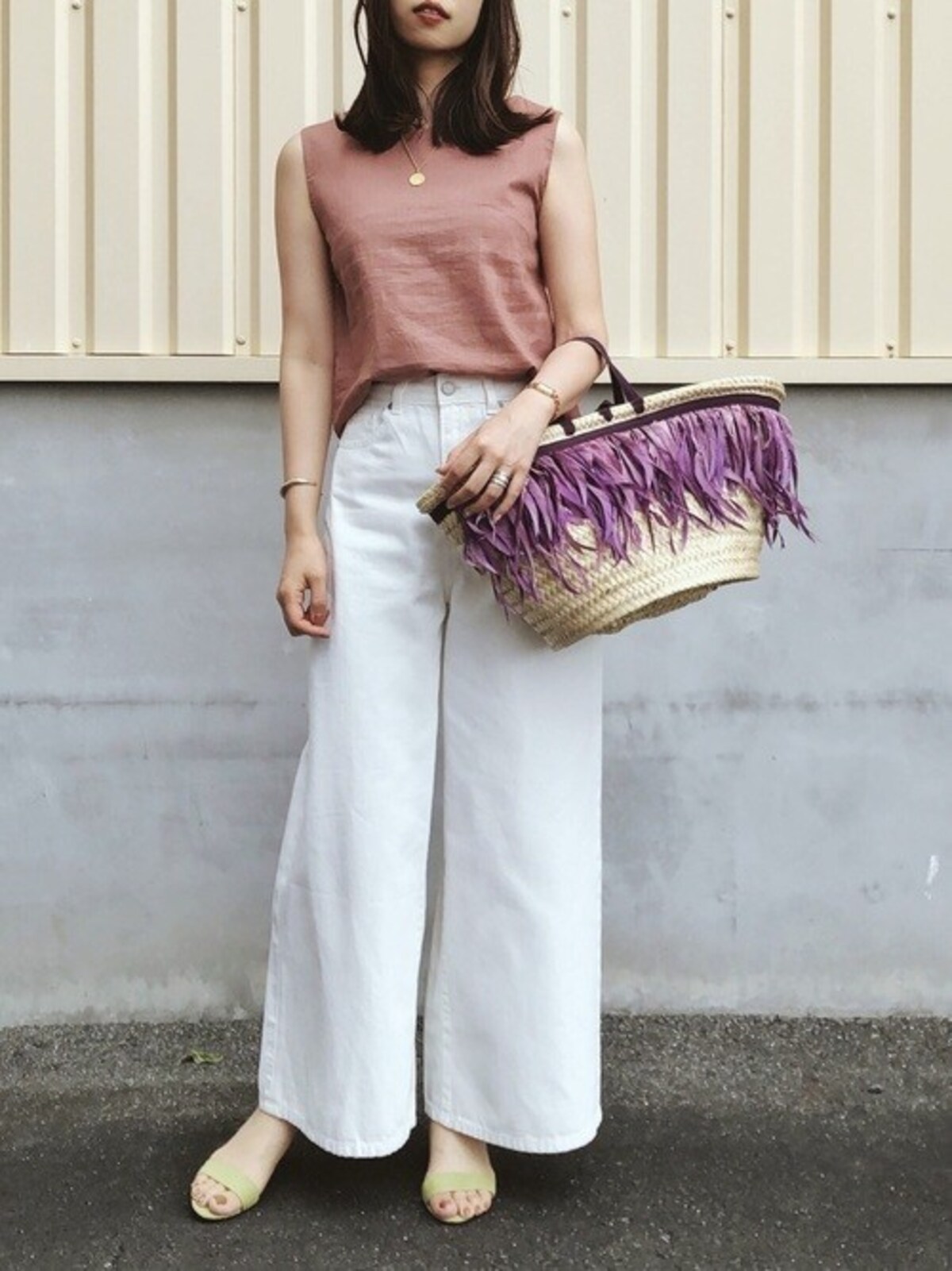 シンプルなパンツも大人可愛くまとめてくれるピンクブラウンが絶妙　出典：WEAR