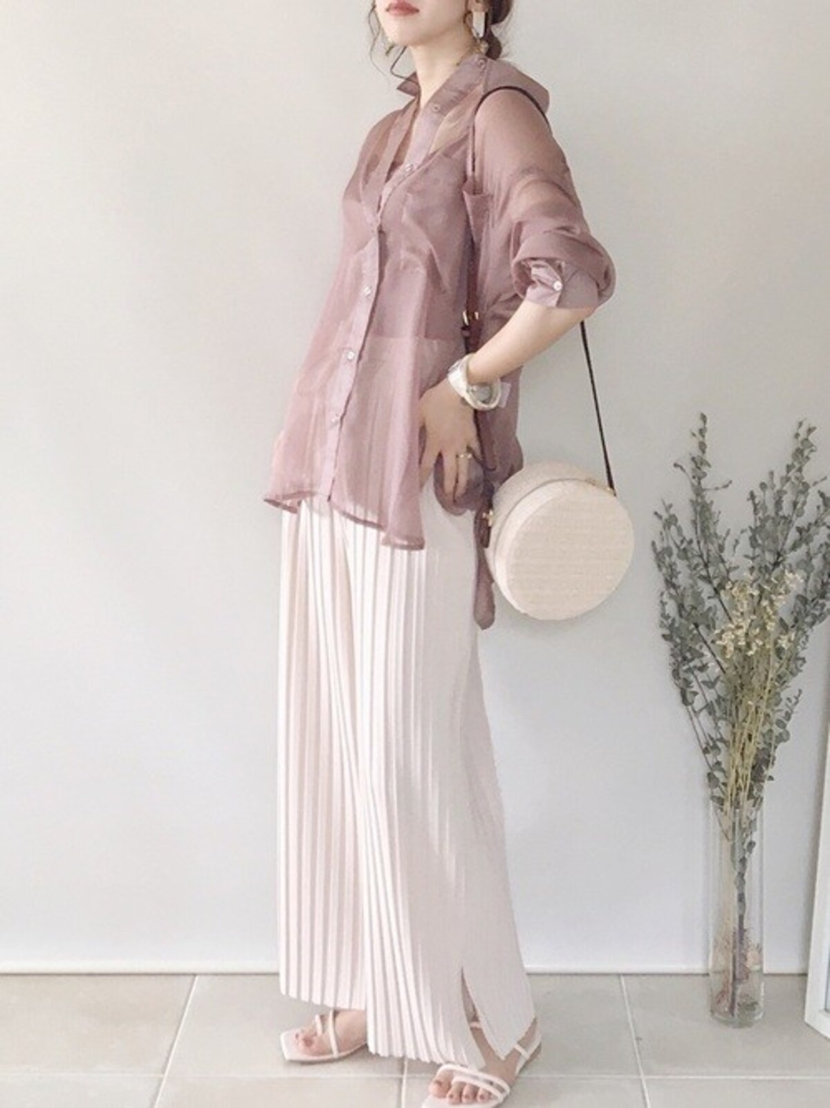 ウエストゴムで楽チンなのにスカート見えする白のワイドパンツも大人におすすめ　出典：WEAR