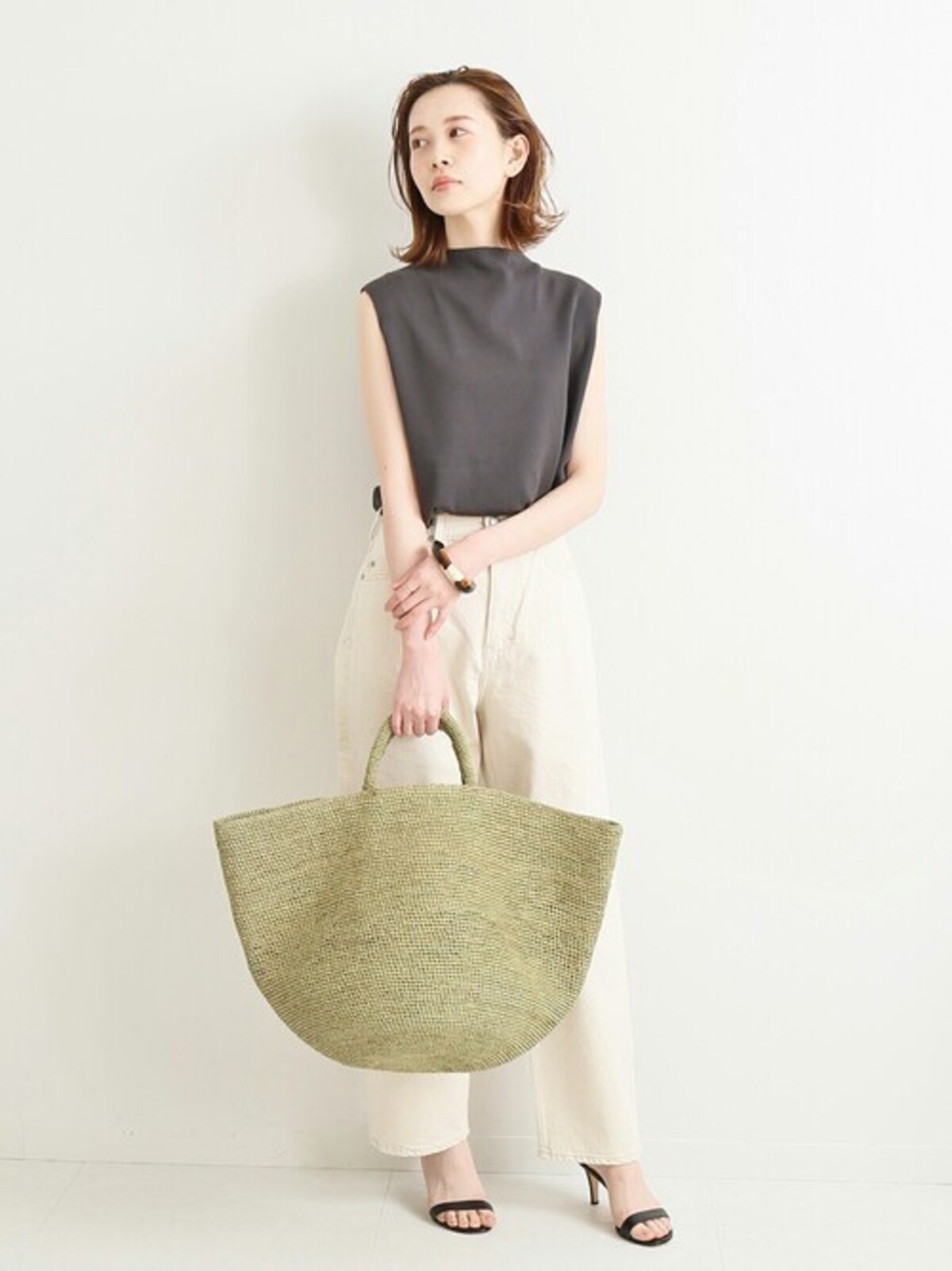 ボトムスが白なので、より夏らしい印象に仕上がっています　出典：WEAR