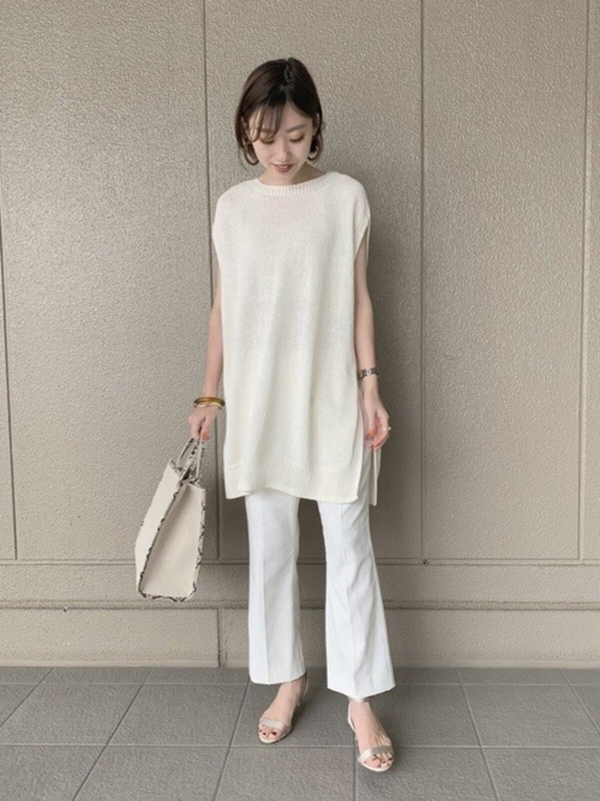 少しだけ肩が隠れるフレンチスリーブ風だとさらにほっそり見える効果が　出典：WEAR