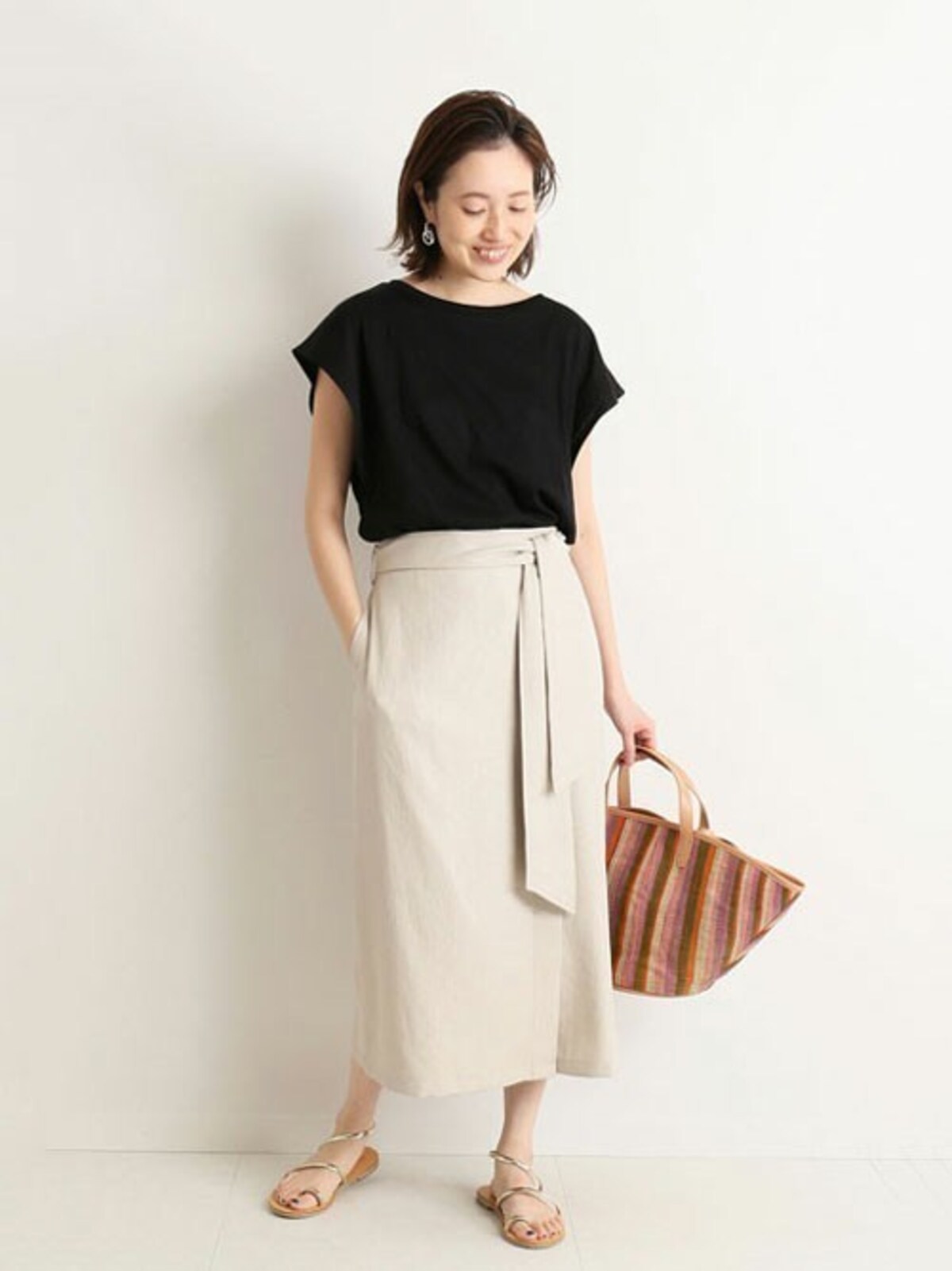 白のスカートでパリッとした清潔感が生まれます　出典：WEAR