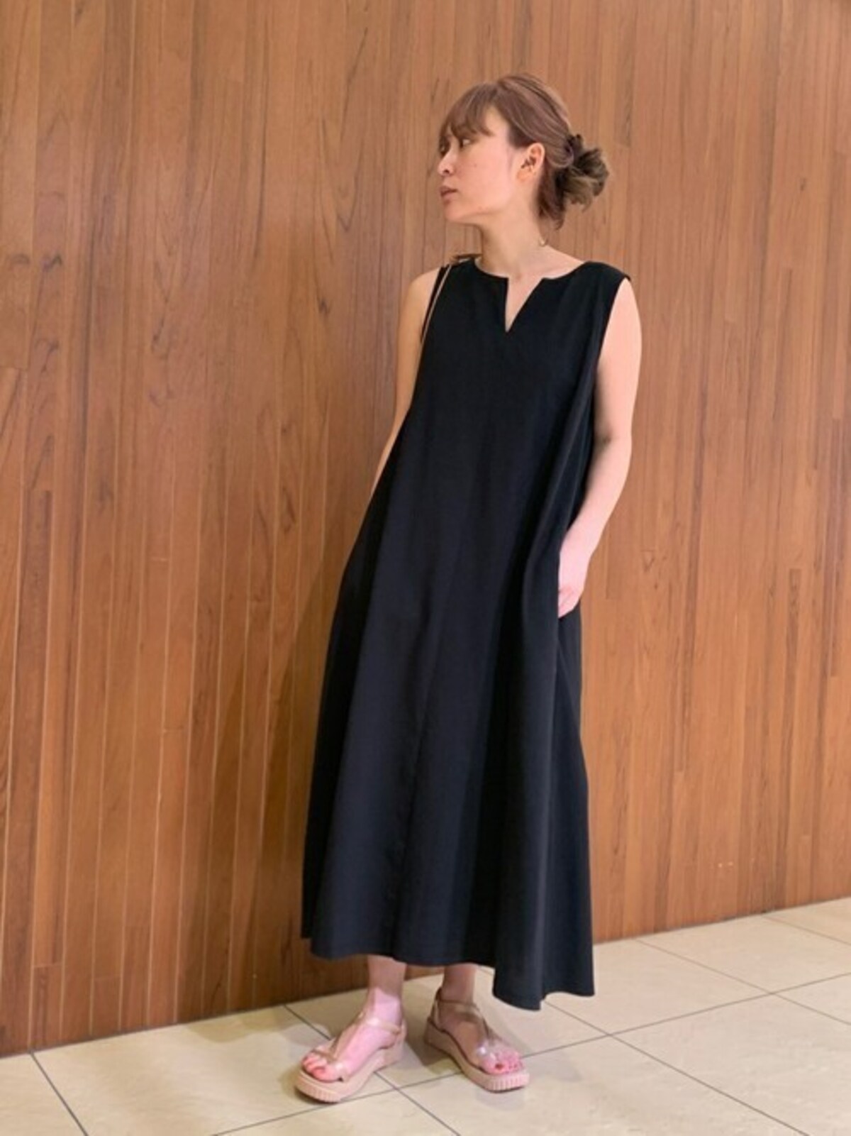 いろいろ重ねないシンプルなコーデに組み込むと大人なバランスに　出典：WEAR