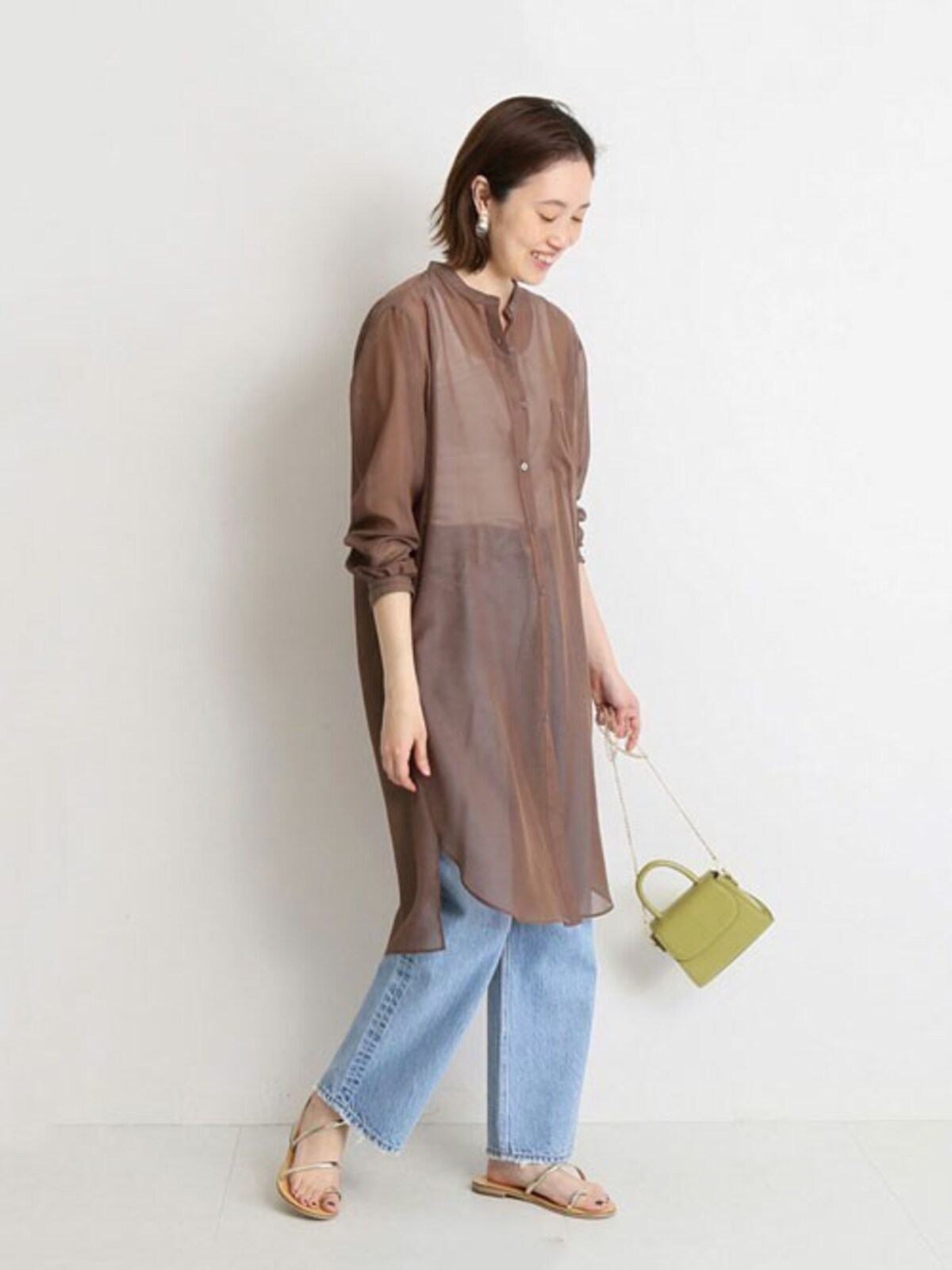 体を覆う面積が大きいコーデの時はヌーディーなサンダルがバランスよし　出典：WEAR
