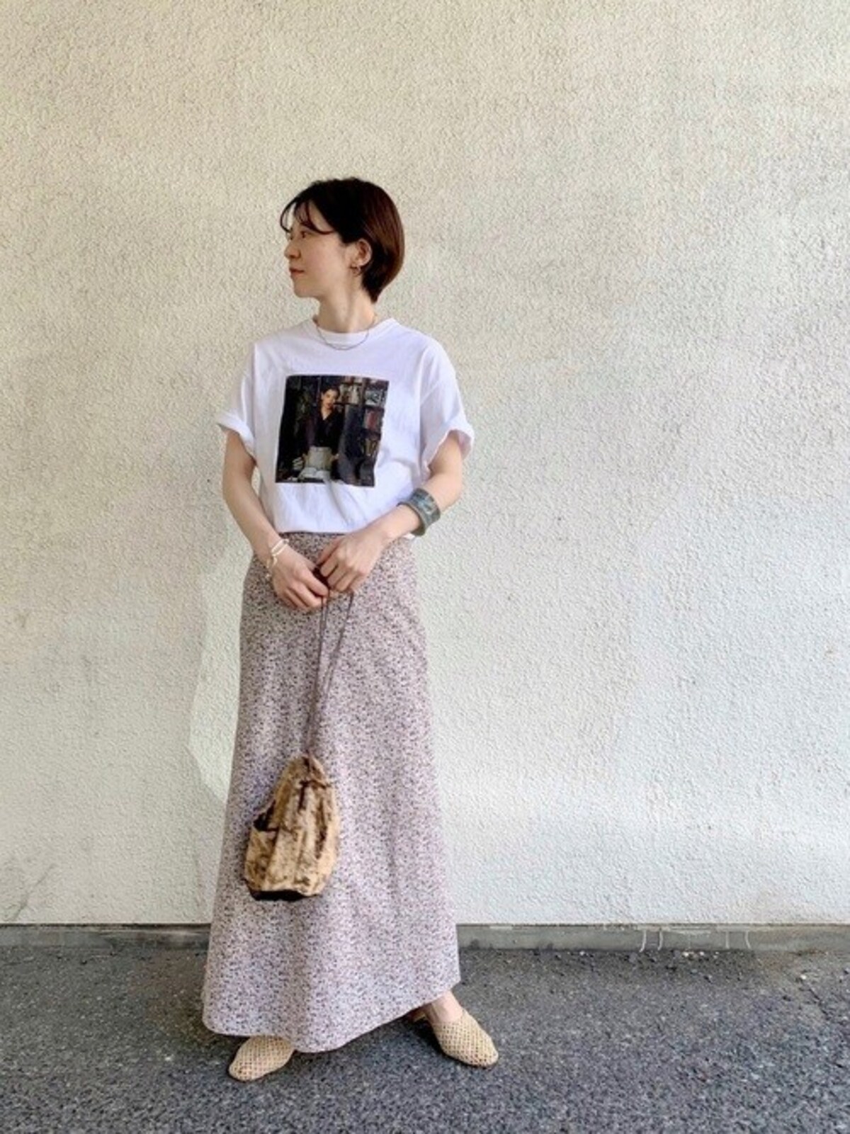 カジュアルでもきれいめでもオールマイティーに似合う白系ミュールは「買い」！　出典：WEAR