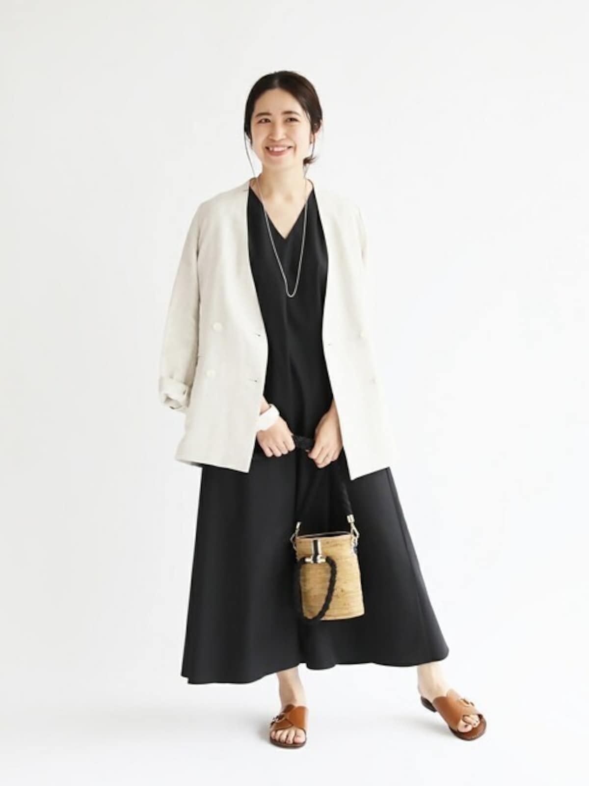 きちんと感が欲しい時はリネンジャケットをプラスするのもおすすめ　出典：WEAR