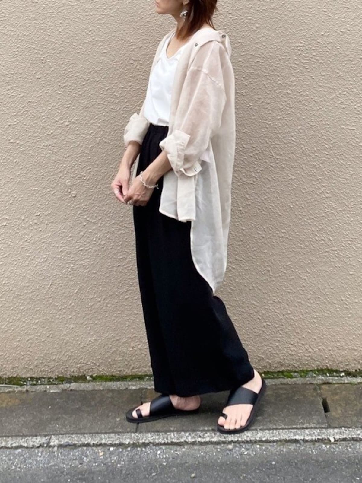 今年トレンドの透け感のあるシアーシャツで黒パンツを軽やかに　出典：WEAR