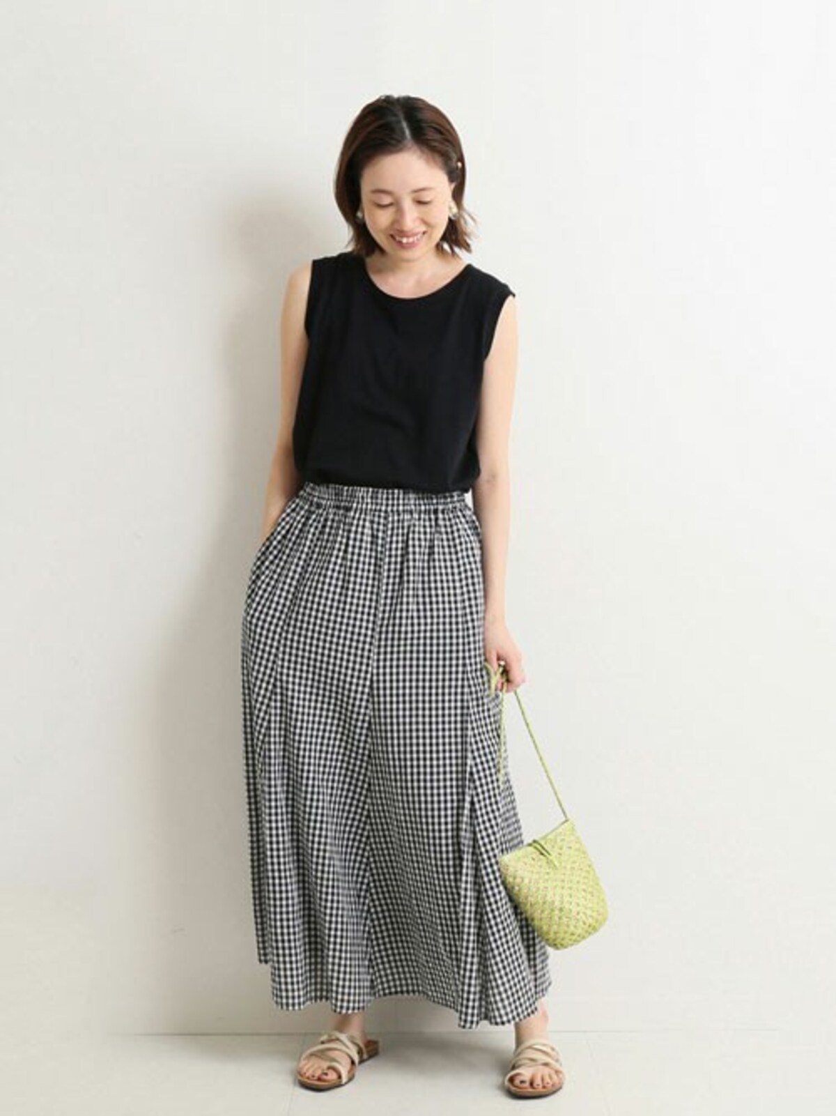 甘いイメージのギンガムチェックもモノトーンコーデで大人仕様に　出典：WEAR