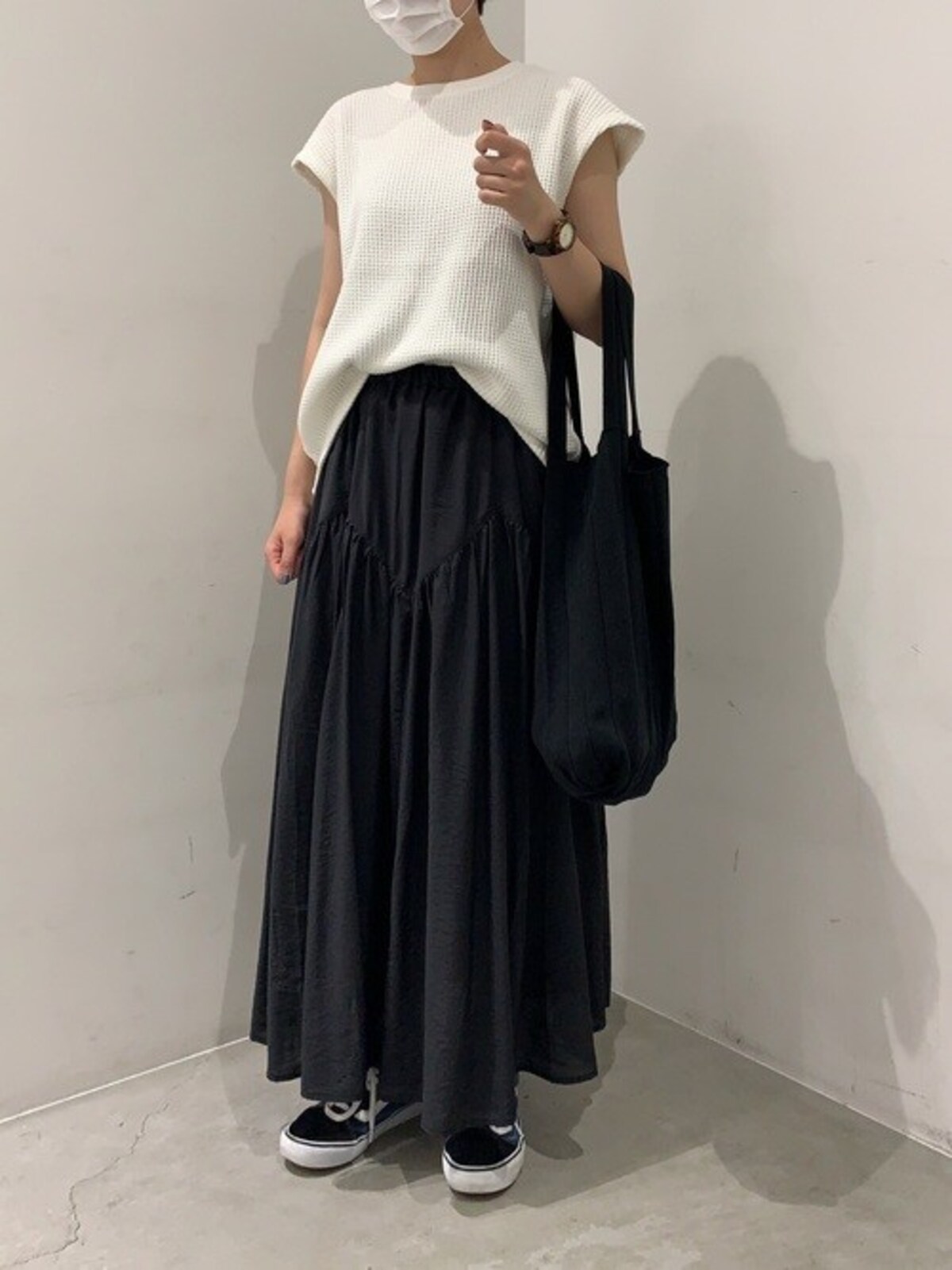 ふんわりしたフレアスカートも黒なら広がりすぎずスマートに着られる　出典：WEAR