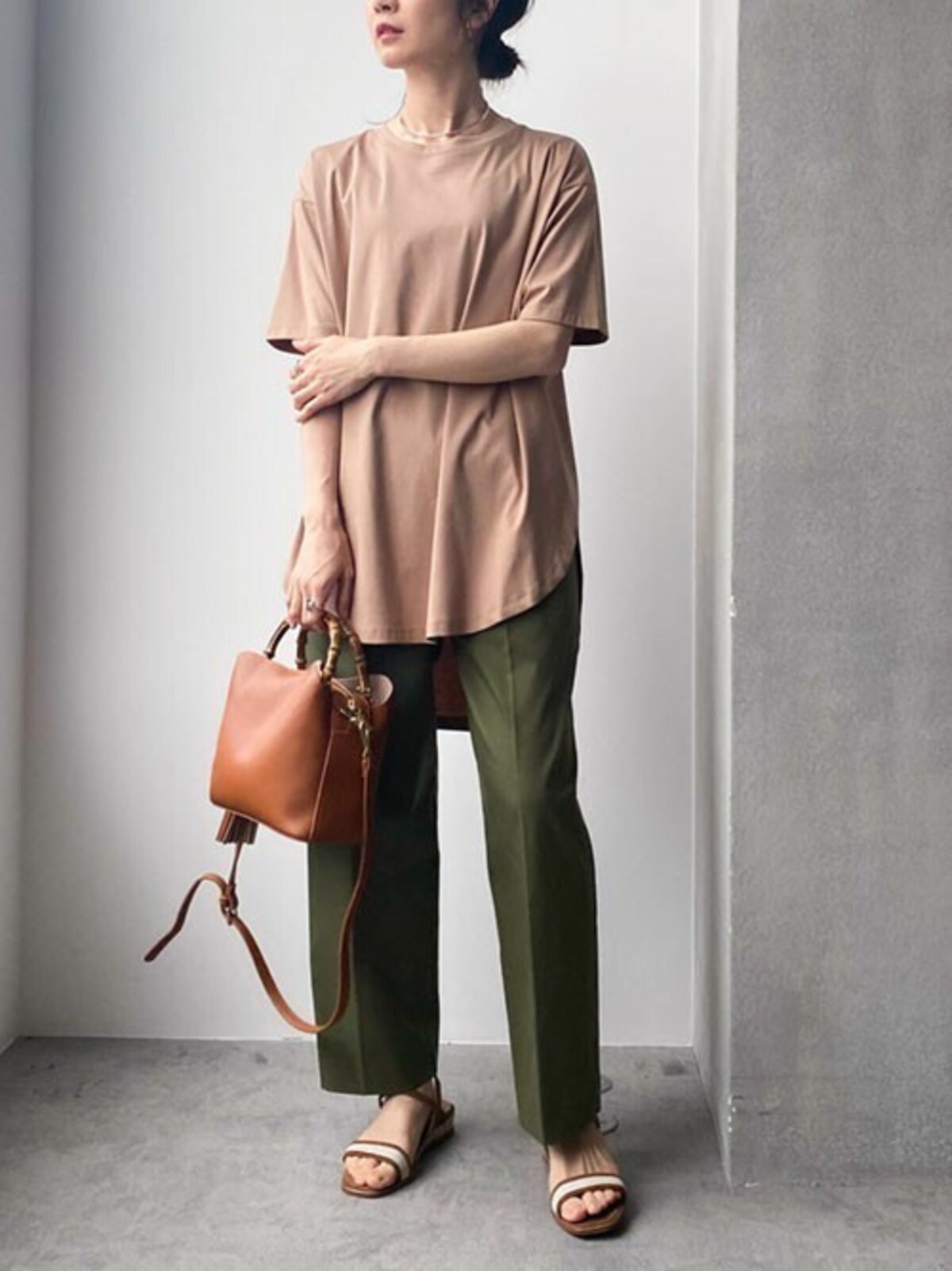 アースカラーで統一するとカジュアルでもどこか涼し気に　出典：WEAR