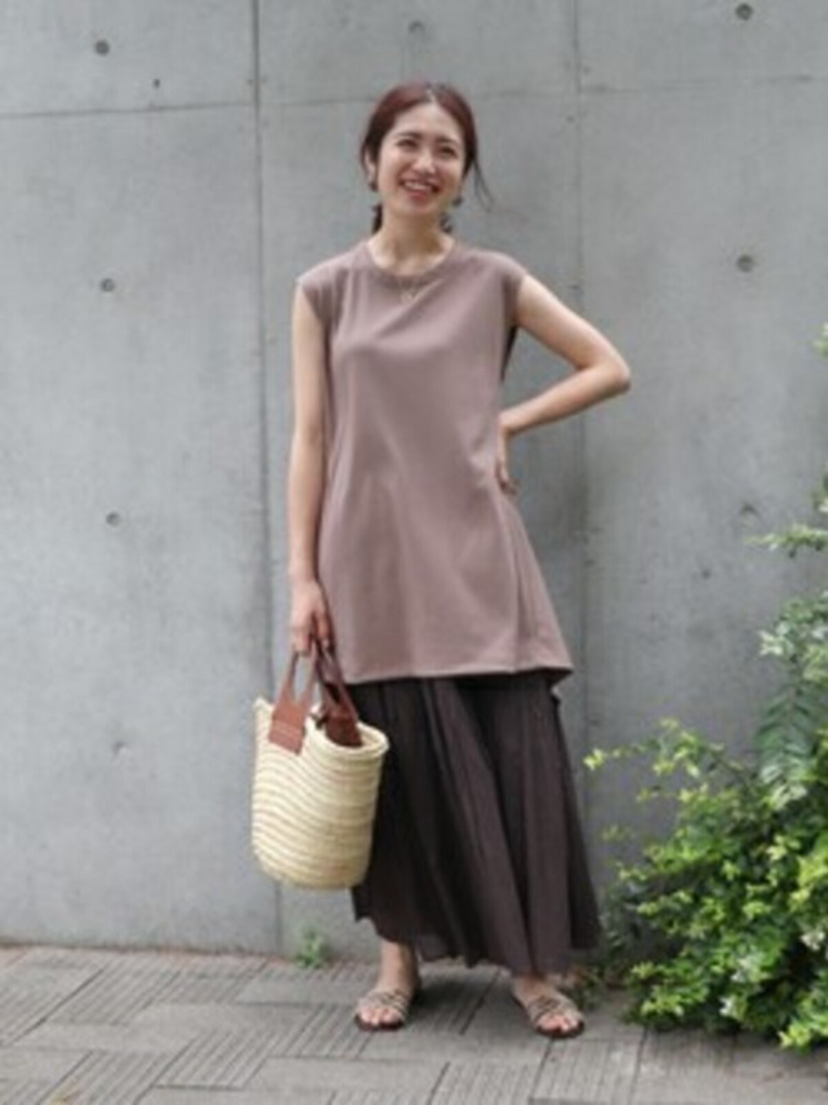 ノースリーブ＆ロングスカートはアラフォー女性が取り入れやすいバランス　出典：WEAR