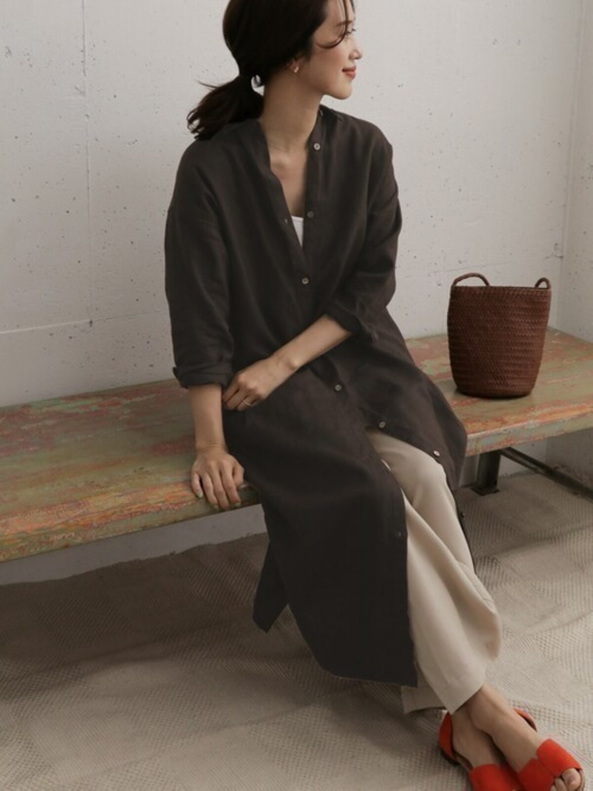 ブラウンのシャツワンピは長く着られてアレンジしやすいのが優秀　出典：WEAR