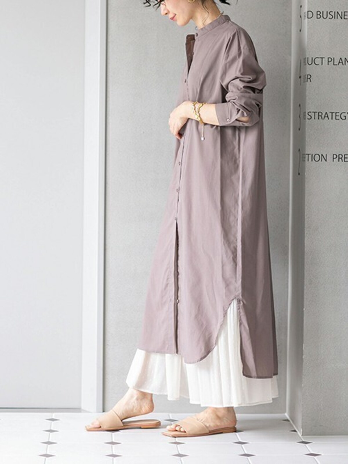 ロング丈のシャツワンピはまっすぐ落ちるものが使えます　出典：WEAR