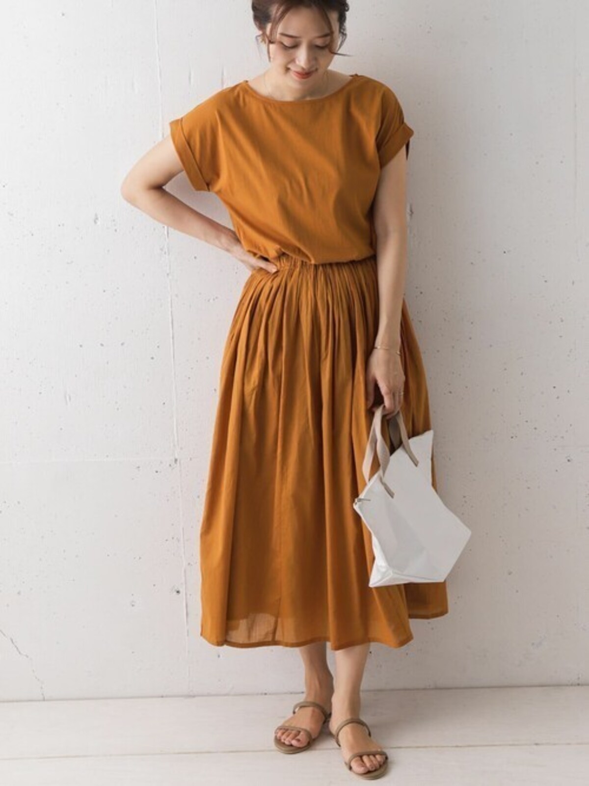 首まわりは大きく開いていないほうが大人向け　出典：WEAR