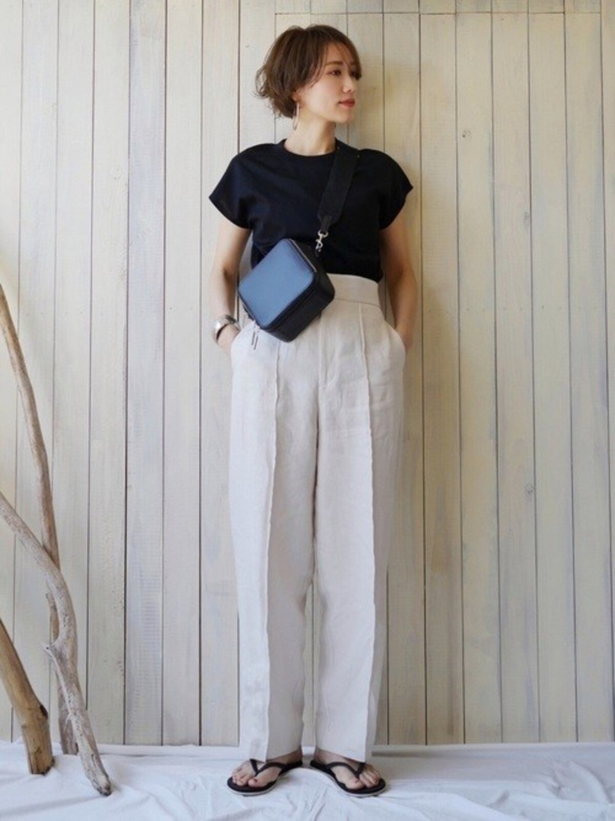 カジュアルになりがちなTシャツ＆ワイドパンツはきれいめを意識して　出典：WEAR