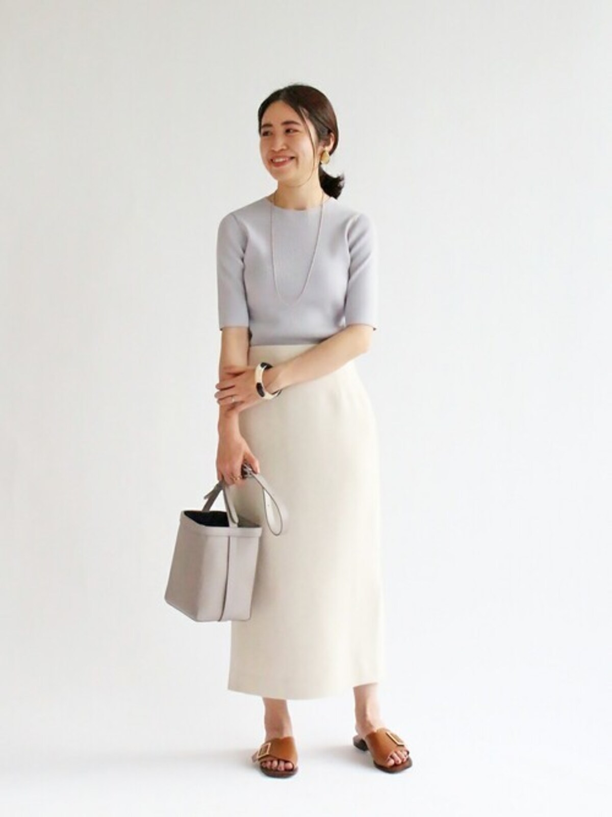 メンズっぽさや遊び心のあるアイテムを足して、きれいめコーデにアクセントを　出典：WEAR