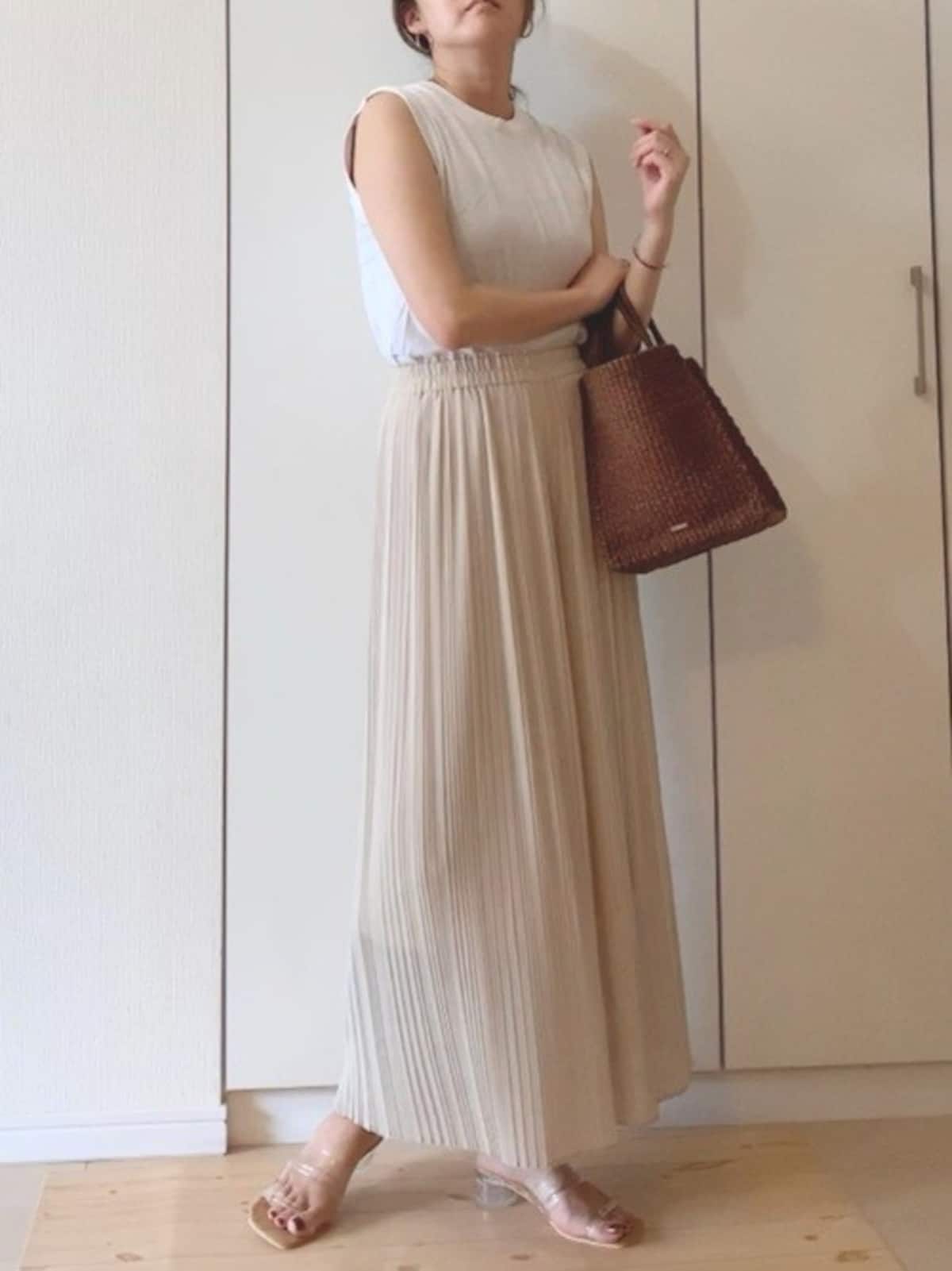 トレンドのプリーツパンツはきれいめに着るのがポイント　出典：WEAR