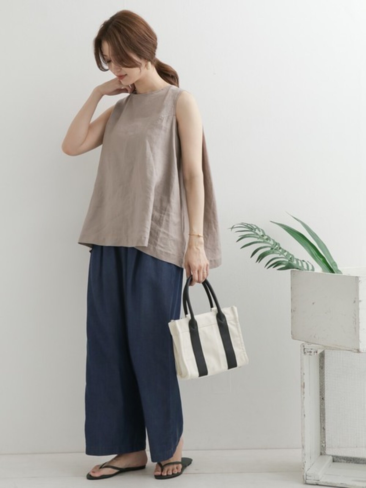 ゆったりストレートパンツならトップスは思い切ってノースリーブも◎ 出典:WEAR