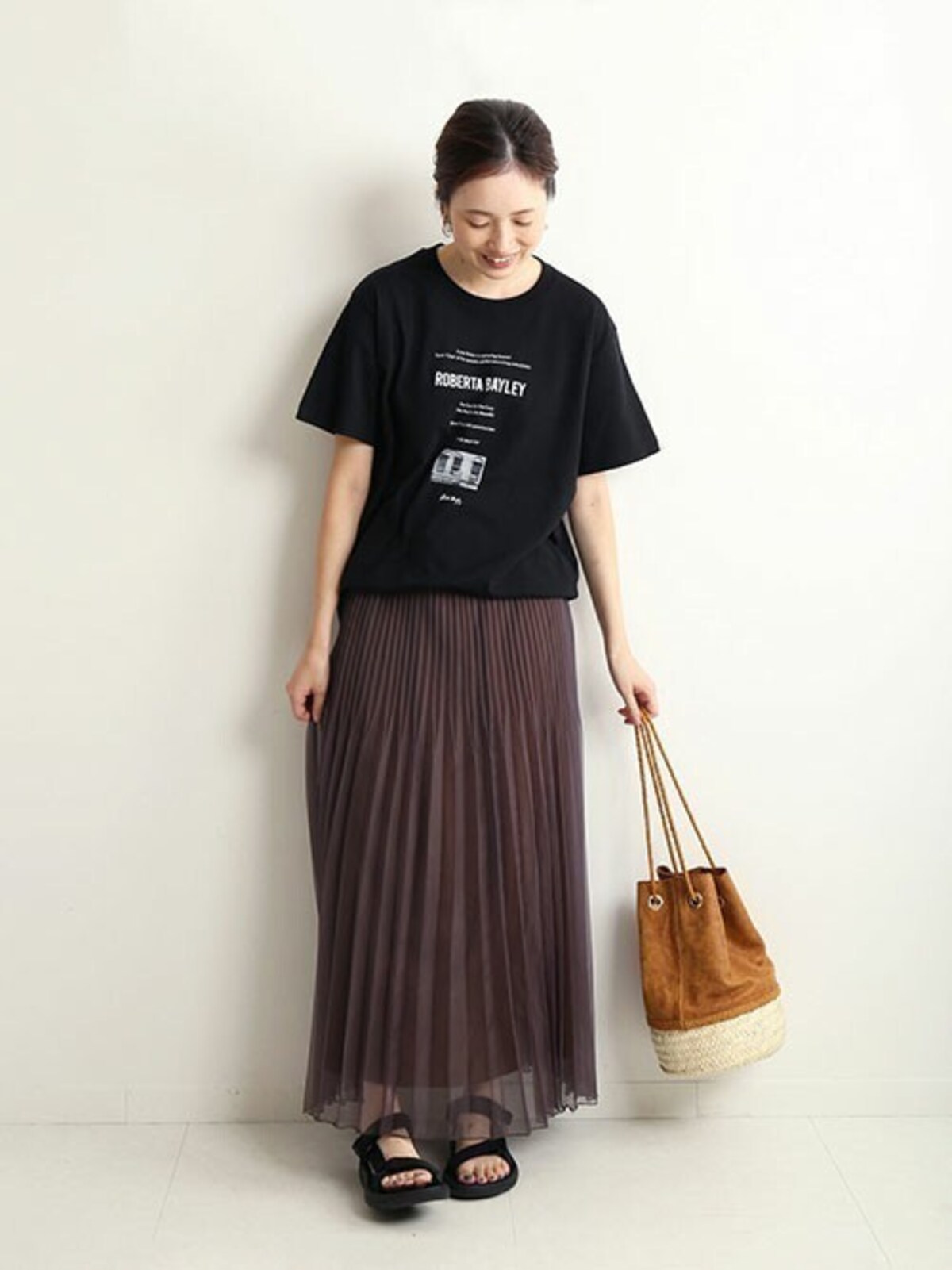 これ一つで秋の雰囲気をまとえるブラウンのプリーツスカート　出典：WEAR