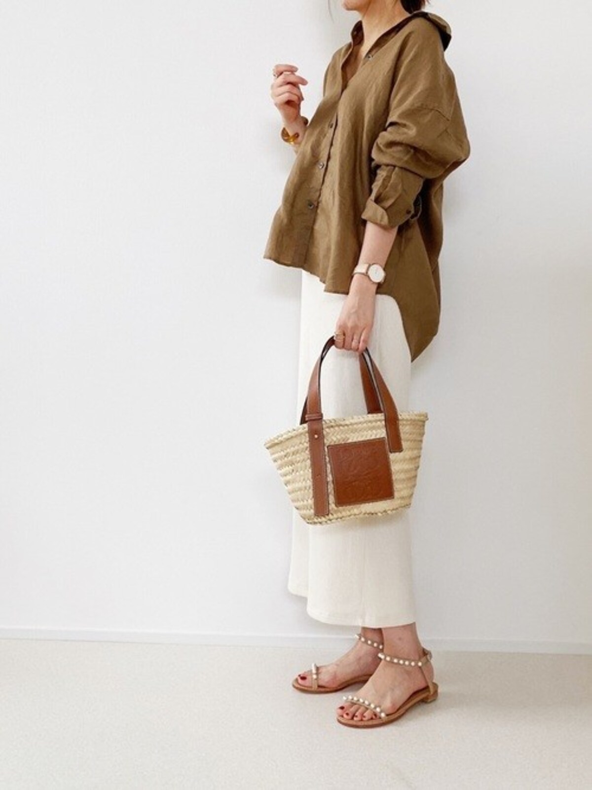 9月でも暑い日が続くので、夏素材でもブラウンならOKです　出典：WEAR