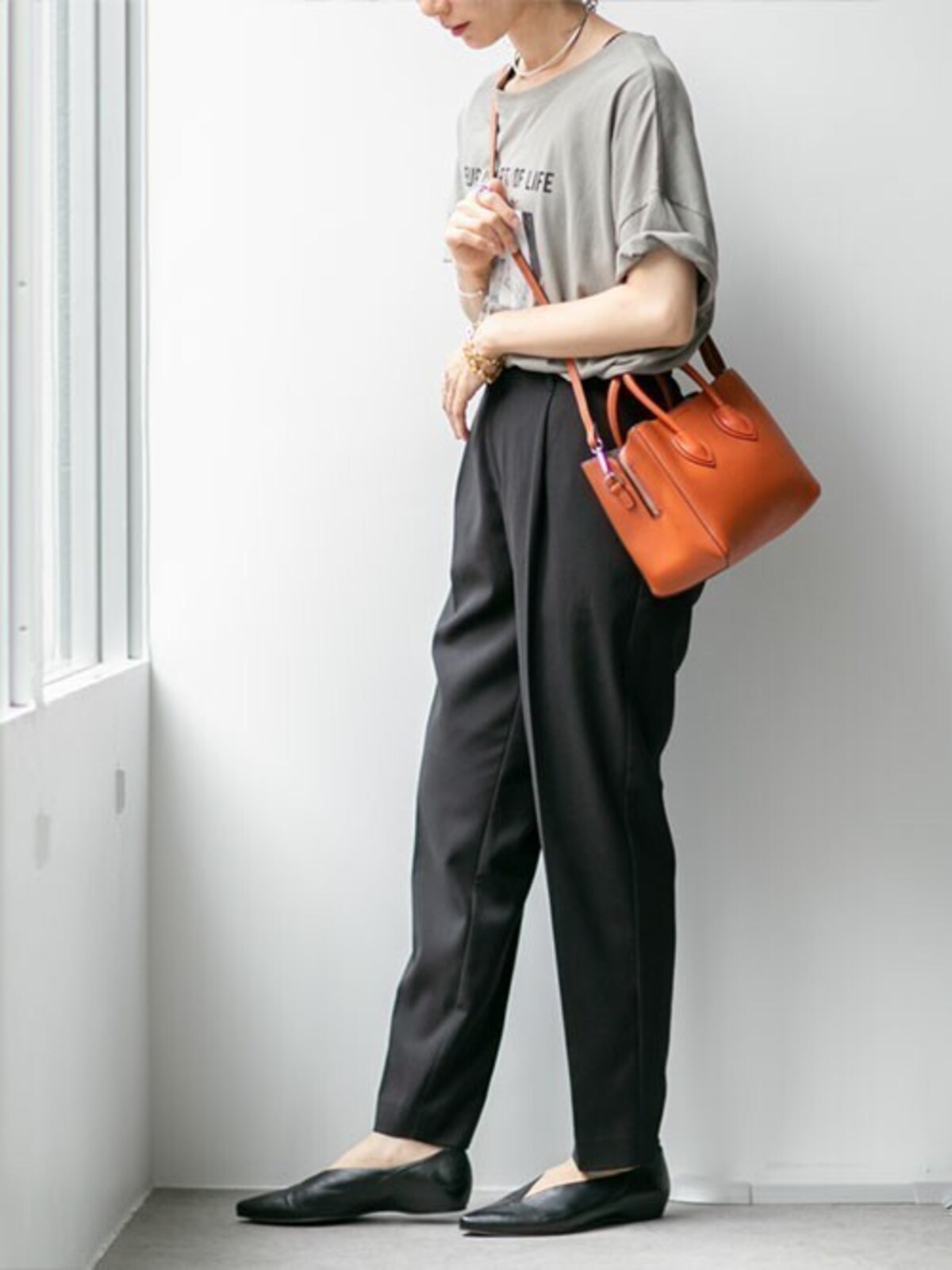 例え半袖Tシャツでも、色使いが落ち着いていれば秋らしく見せられます　出典：WEAR
