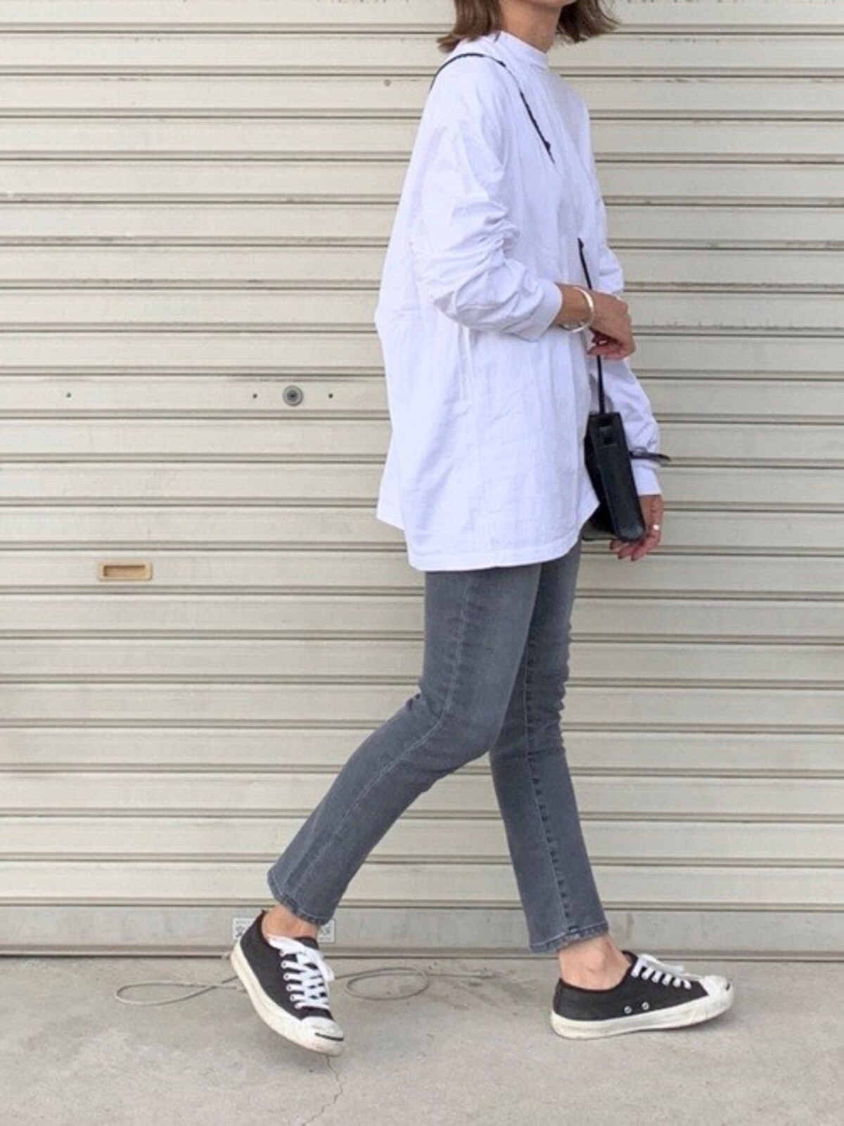 オーバーサイズのシャツ＆スニーカーはベストバランス　出典：WEAR