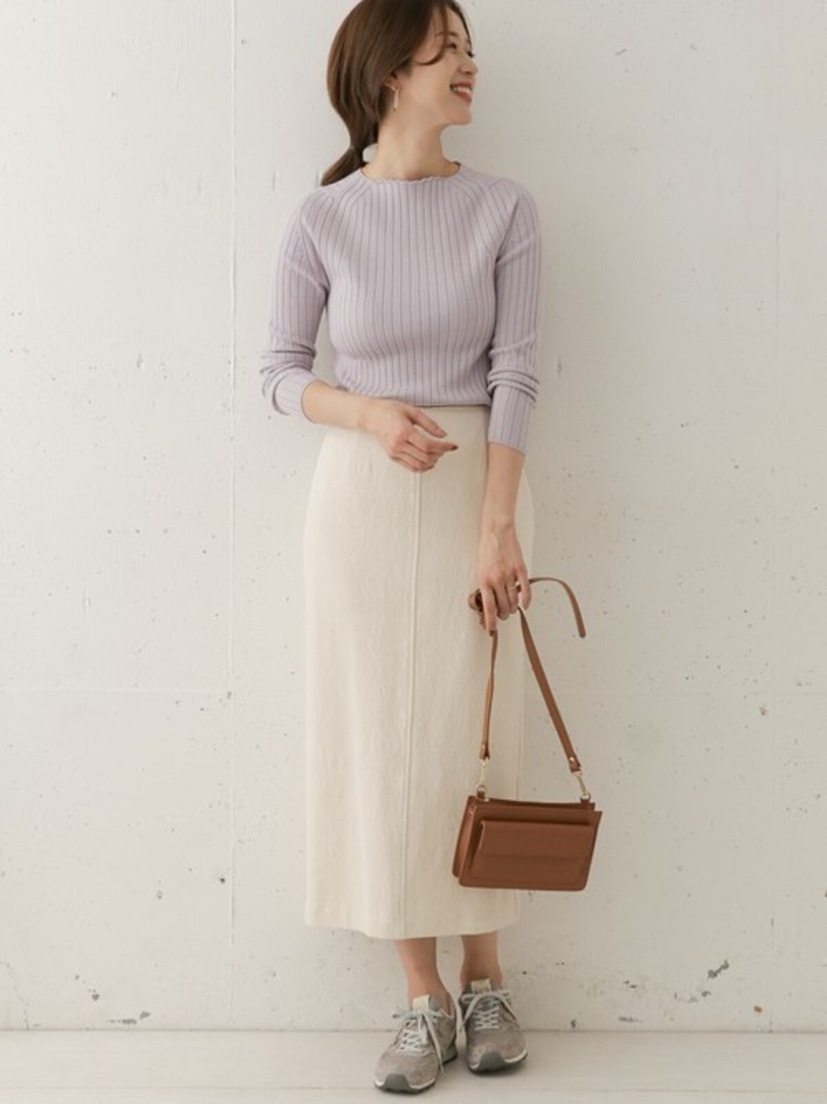 グレー系のスニーカーは淡い配色のコーデにも馴染みやすい　出典：WEAR