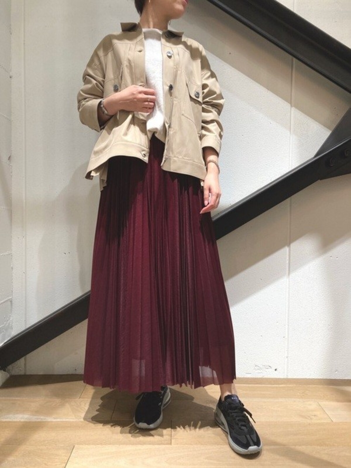 黒スニーカーでふんわりスカートを引き締めて　出典：WEAR